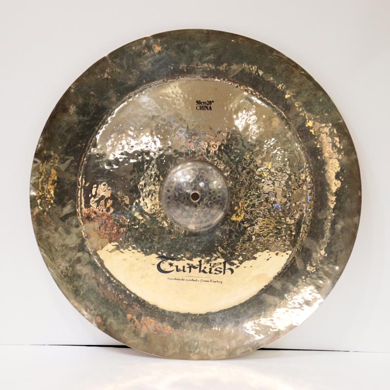 ■商品紹介※店頭にて展示、試打を解禁しております為、打痕や指紋汚れ等がございます。予めご了承くださいませ。＜ジョン・ブラックウェル・シグネチャー・シリーズ＞長きに渡ってプリンスのサポートを務めたトップ・ドラマー、ジョン・ブラックウェルのためにデザインされたシグネチャー・シリーズです。ヴィンテージ・ソウル等の定番シリーズをベースにしつつ、レギュラー・モデルよりも薄めの仕上がりと、未研磨のカップ( ロウ・ベル) は全モデル共通です。印象的なルックスとオールド・テイストなサウンドの対比が、アーティストのイメージを体現しています。トップ・アーティストのサウンドを、ぜひお試し下さい！！＜China＞フォーカスされたパワフルなサウンドサイズ：20インチウェイト（実測値）：約1800g検索キーワード：イケベカテゴリ_ドラム_シンバル_チャイナシンバル_Turkish_アウトレット SW_Turkish_アウトレット JAN:4560259050356 登録日:2025/10/28 シンバル ターキッシュ