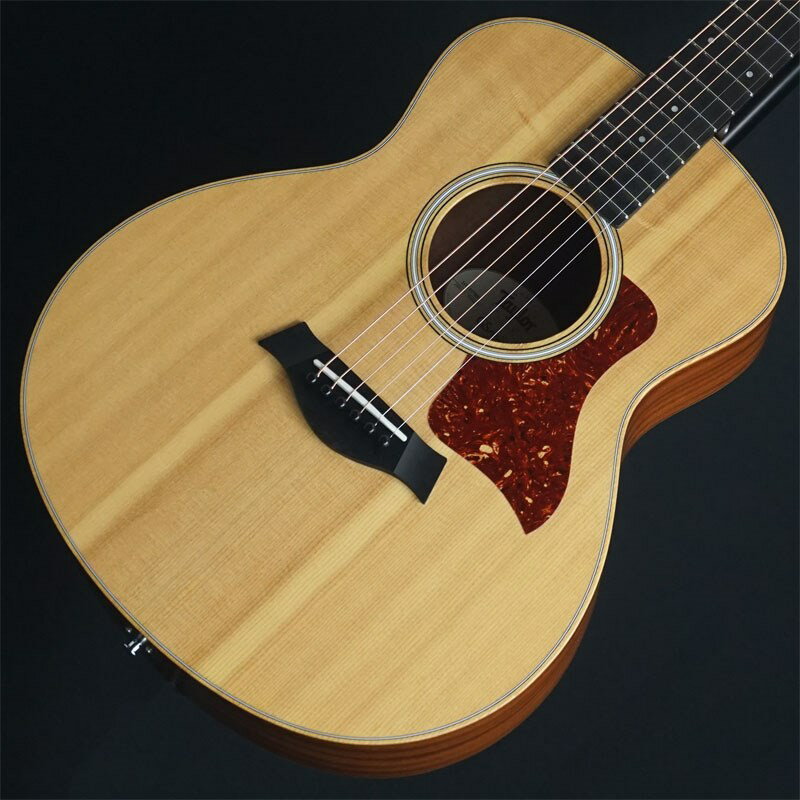 ■商品紹介ミニアコースティックギターの決定版と言っても違わぬTaylor GS Mini！お買い得中古品が入荷！ミニサイズの見た目からは想像できないビッグなサウンドとクオリティの高さが印象的。スプルース単板トップ、サイド&バックはラミネートのサペリを採用しています。通常モデル（25-1/2）とベイビーテイラー（22-3/4）の中間的に位置する23-1/2(596.9mm)スケールを採用している事で、ミニギターにありがちなテンション感の緩さによるストレスを感じさせません。飾りでなく、弾く為のミニアコギをお探しだった方にピッタリの1本となっております。当個体状態と致しましては、全体的に細かい擦り傷や弾き傷、パーツのくすみや錆は御座いますが、概ね美観を保った状態となっております。フレットも凹み無く7割程度残っておりますのでガンガンお使い頂ける1本としてお迎え頂けます。いつどんなシチュエーションでもしっかり使える1本として非常に優秀ですね。人気の高いモデルとなっておりますので是非お見逃しの無い様！Weight≒1.65kg■仕様詳細Back&Side : Sapele LaminateTop : Solid Sitka SpruceBody Shape : Scaled-Down Grand SymphonyCutaway : NoneNeck : SapeleFretboard/Bridge : EbonyFretboard Inray : pearloid DotRosette : 3-RingNeck Width : 1 11/16(42.9mm)Overall Length : 36 5/8(930.3mm)Scale : 23 1/2(596.9mm)ギグバック付属検索キーワード：イケベカテゴリ_アコースティック・エレアコギター_アコースティックギター_TAYLOR_ユーズド SW_TAYLOR_ユーズド JAN:2500020027929 登録日:2024/02/16 アコースティックギター アコギ テイラー テーラー