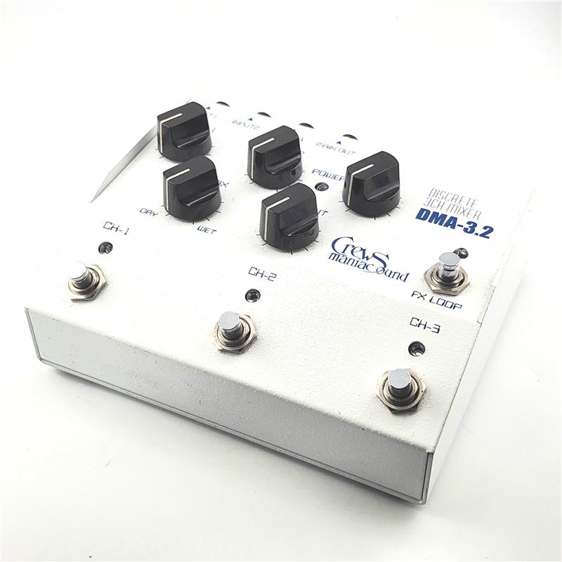 ■商品紹介複数の楽器やピックアップをスマートに切り替えられる、Crews Maniac Sound の3チャンネル・フットコントロールミキサー「DMA-3.2」。Input1/2/3 の3系統を個別にON/OFFでき、Manual／Preset モード切替によって「個別ON」「選択チャンネルのみON」など柔軟な運用が可能です。メインアウトに加えて DI OUT（バランスアウト） を搭載しており、アンプとPAを同時に送るセッティングにも対応。さらに エフェクトループ（SEND/RETURN） を搭載し、原音とエフェクトをミックスできる「FX MIX」も装備するなど、多楽器プレイヤーやアコギ／ウッドベースなどのデュアルPUユーザーにも最適な構成となっています。ライブ・リハーサル・レコーディング問わず、足元の切り替えをまとめたい方に非常に便利な1台です。外観に使用感ございますが動作に問題はございません。付属品：箱、電源アダプター保証：保証無し現状販売検索キーワード：イケベカテゴリ_エフェクター_ベース用エフェクター_ベース用プリアンプ・EQ・DI_Crews Maniac Sound_ユーズド SW_Crews Maniac Sound_ユーズド JAN:2500080806380 登録日:2025/12/03 エフェクター コンパクトエフェクター ストンプボックス クルーズ