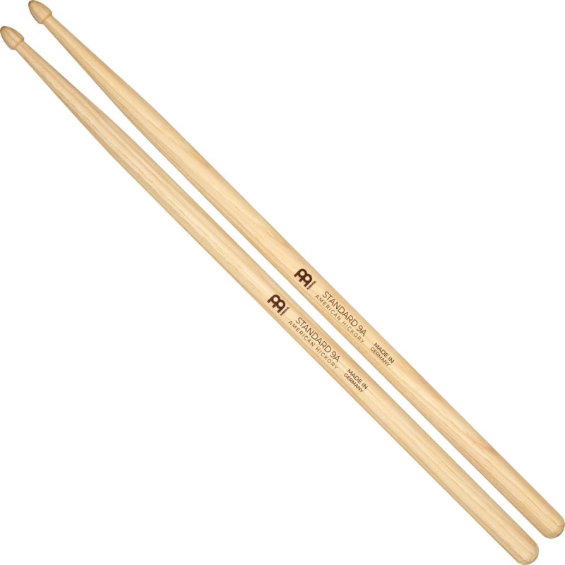 ■商品紹介MEINL Stickのベストセラー「Standard」シリーズに、既存の7A、5A、5Bに続いて、9Aと2Bサイズが加わりました。伝統的な長さと直径を特徴とし、定番のクラシックアコーンチップは、ドラムとシンバルからクリアで粒立ちの良いトーンレスポンスを生みます。Material：American HickoryLength：406mm (16'')Diameter：14.7mm (.580'')Taper：MediumTip：Acorn TipWeight：Medium Weight検索キーワード：イケベカテゴリ_ドラム_スティック_MEINL_新品 SW_MEINL_新品 JAN:0842960153309 登録日:2025/04/09 スティック ドラムスティック マイネル