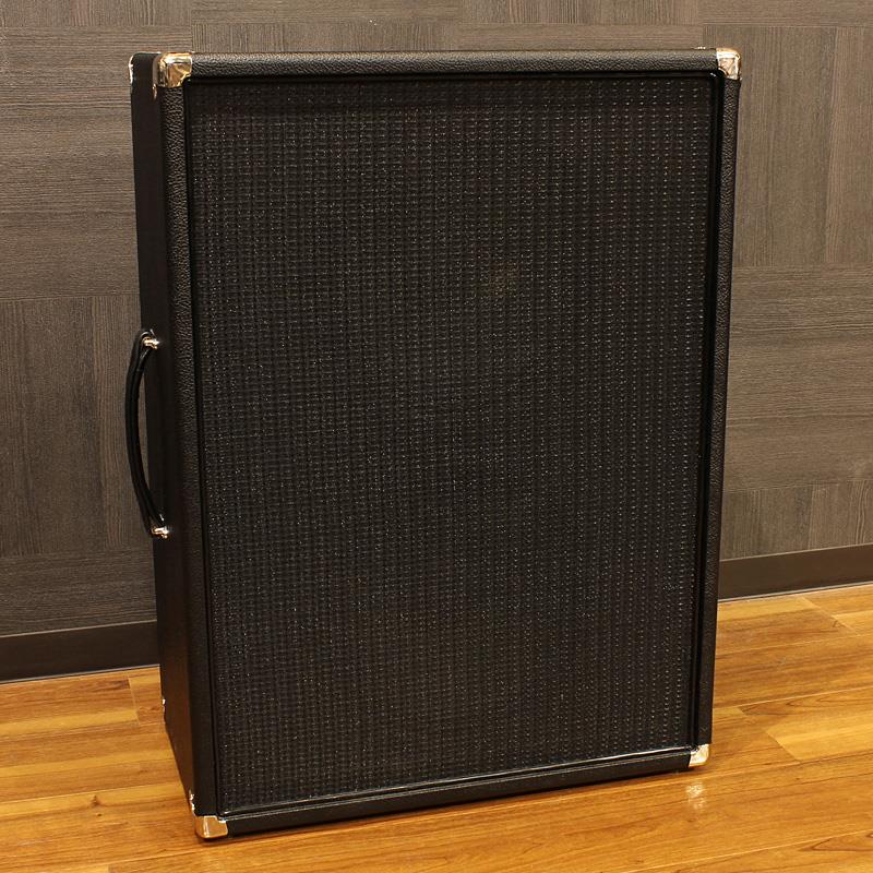 ■商品紹介ギタステ(アンプステーションプレミアム)イチオシの日本製キャビネット、J-Sound Garage製2x12キャビネットの委託中古品です。本体のみ付属品無しコーナーの金具に小さなキズ、上面のトーレックスにゴム足の跡が付いていますが全体的には綺麗です。一度スピーカーが別のユニットに交換されていますが現在は2基ともオリジナルに戻っています。ダンブル系ブティックアンプとして有名なBludotoneの現輸入代理店を努めるJ-Sound Garageが拘りを持って製作するオリジナルのスピーカーキャビネット。主に無垢のパイン材を使用しダブテイルジョイントで丁寧に組み上げられており、そのエレガントなシルエットのキャビネットからはクラシック・トーンが心地良く突き抜けていきます。インストールされるスピーカーの特性も活かされつつ、全体のトーンレンジが綺麗に整っていますので、演奏のニュアンスは勿論のこと、アンプやエフェクトシステムのサウンドも聴こえ易く仕上がっているのが特徴です。本機にはこのスタイルの最定番とも言えるCelestion G12-65スピーカーを2基搭載。明瞭でメリハリの効いた粒立ちの良さと、プレイヤーにとっては弾き易く、聴き手には耳馴染の良い程好いスピード感と柔らかさを併せ持っており、ジャンルを問わず万能にお使いいただけるモデルとなっております。横置き、縦置きどちらにも対応しておりますので、幅の広い大型ヘッドアンプとの相性も抜群です。また、スピーカーケーブルが不意に抜ける事を防ぐロック付ジャックが運搬時に邪魔しない落とし込みマウントで設置されているなど、プレイヤーが現場で安心して使用できる配慮が成されております。サウンド、ルックス共に一切妥協する事無く組み上げられるJ-Sound Garageキャビネット。ぜひお試し下さい。仕様・スピーカー：Celestion G12-65 x28Ω仕様、130Watt許容サイズ：幅: 約72cm x 高さ: 約56.5cm x 奥行き: 約 30.5cm＊金具・取手 含む重さ：約18kg検索キーワード：イケベカテゴリ_ギターアンプ・ベースアンプ_スピーカーキャビネット_ギター用_1x12_J-Sound Garage_ユーズド SW_J-Sound Garage_ユーズド 登録日:2026/03/18 スピーカーキャビネット キャビ キャビネット スピーカー