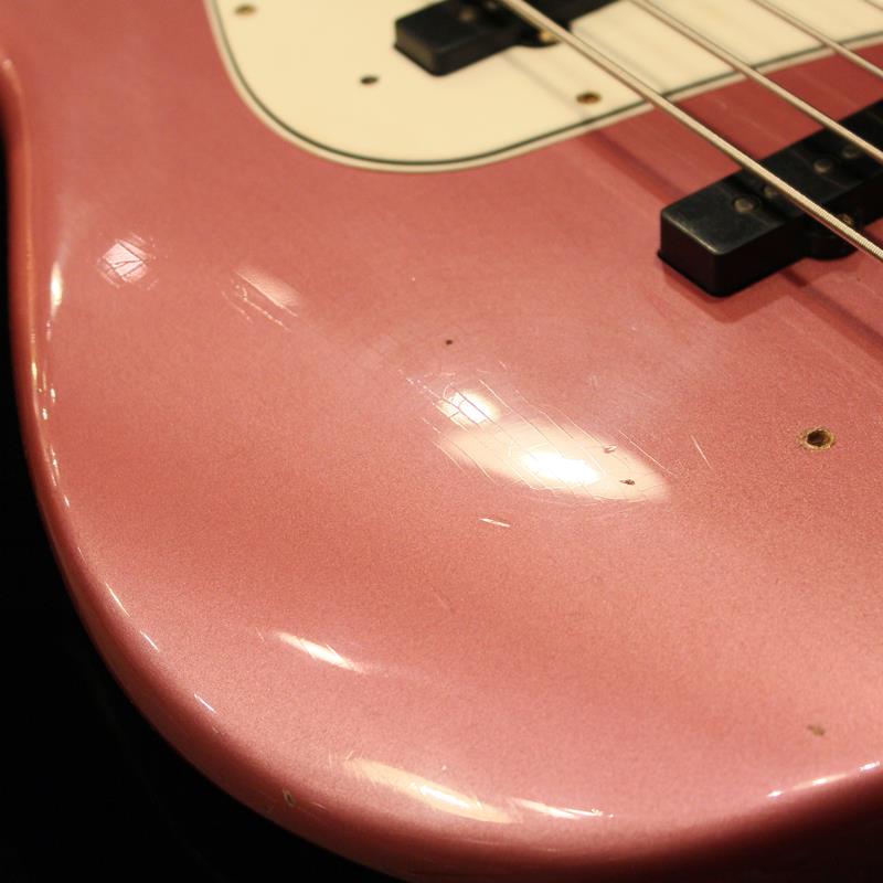 イケベ楽器楽天ショップの1964 Jazz Bass (Burgundy Mist Metallic / Journeyman Relic)【Fender ロゴ入りキャンピングチェアプレゼント】 Fender Custom Shop (新品)｜アングル3