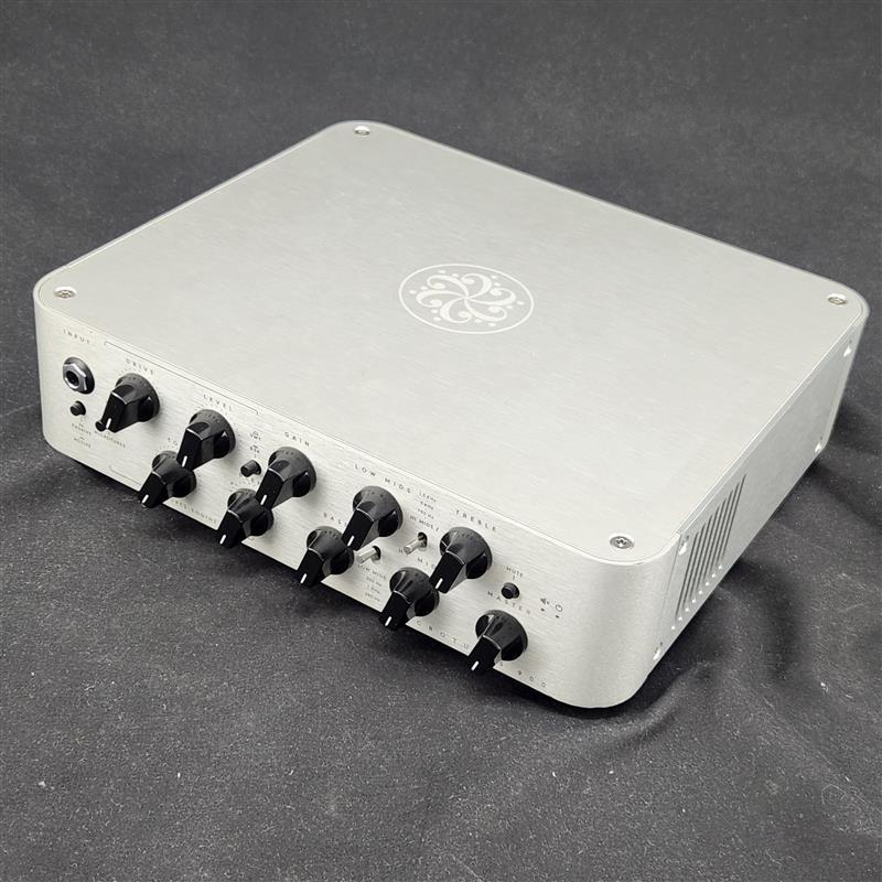 ■商品紹介こちらは2016年に登場した初代｢Microtubes 900｣。オールアナログのプリアンプ部とクラスDのパワーアンプ部から構成され、出力は900Wを誇ります。右側のクリーンチャンネルには4バンドイコライザーに加え、Hi-MIDとLo-MIDはさらにそれぞれ3つ帯域から調節可能。左側にはMicrotubesサウンドによるエクストラチャンネルを備え、B3KやVintage Microtubesの歪みやチューブサウンドをクリーンチャンネルにブレンドでき、Darkgrassならではのサウンドメイクを可能にしています。外観に使用感ございますが動作に問題はございません。※現状お渡しとなります。付属品：専用ギグバッグ、電源ケーブル保証：保証無し現状販売検索キーワード：イケベカテゴリ_ギターアンプ・ベースアンプ_ベースアンプ_ヘッド_Darkglass Electronics_ユーズド SW_Darkglass Electronics_ユーズド JAN:2500080807226 登録日:2025/12/03 ベースアンプ ベース用アンプ ダークグラス