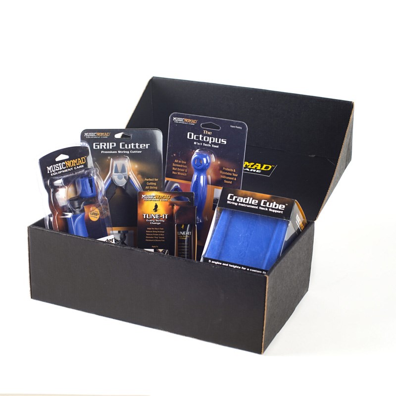 ■商品紹介最強！弦交換5点セットこのプレミアム弦交換キット5点セットは、弦交換に必要なすべてのツールを提供します。◆Cradle Cube MN2065in1クレイドルキューブネックサポートはネック表面を傷つけない材質で出来ており、ギターネック部分を優しく包み込んで支えます。5通りの高さはアコースティックギター、エレキギター、ウクレレ、バイオリン、バンジョー、マンドリン等の弦楽器、また、トランペット、サックスなどの管楽器にも適用出来ます。弦の張り替えをより早く行うことはもちろん、修理やメンテナンスをする際にも安全にお使い頂けます。◆GRIP Cutter MN226GRIP String Cuttersの高品質なクロームバナジウム鋼の刃はバネ式で、サイド・カッターデザインにより、糸巻きのポストの近くで弦をカット出来ます。◆GRIP Winder MN221革新的なこの製品は従来のプラスチックペグワインダーと比較して、ペグを傷つけることなく弦巻をスムーズかつ静かに行うことができます。コンパクトなデザインは、あらゆるチューニングペグに対応します。エレクトリック＆アコースティックギター、ベース、バンジョー、マンドリン、ウクレレ等に最適です。◆TUNE-IT MN106このTUNE-ITは、ギターのチューニングを安定させ、弦の寿命を延ばすことができます。◆The Octopus MN227MN227の特許出願中の革新的なデザインは、アウトプットジャック、ストラップピン、コントロールポット、チューニングマシンのブッシュ…などのネジを締めたり緩めたりするのに最適です。リバーシブルシャフトデザインのプラス＆マイナスドライバーと、最も一般的な六角レンチサイズ（10mm、12mm、14mm、1/2 ＆7/16）に対応して設計されています。 ドライバーを取り外しせば狭い箇所にも使いやすいレンチとして使用でき、面位置よりも深いポットやテレキャスタータイプのジャックを締め込むのに最適です。弦交換に欠かせない5つの製品で、見た目も音も演奏も最高に。【※ご注意ください。こちらの商品はお取り寄せ品です。※】メーカー在庫がある場合、約1週間の納期になりますが、在庫切れの場合は商品をご用意出来ない可能性がございます。お急ぎのお客様はメール、またはお電話でお問い合わせ下さいませ。検索キーワード：イケベカテゴリ_楽器アクセサリ_メンテナンス用品_工具_MUSIC NOMAD_新品 SW_MUSIC NOMAD_新品 JAN:0857047002746 登録日:2022/03/12 メンテナンス用品