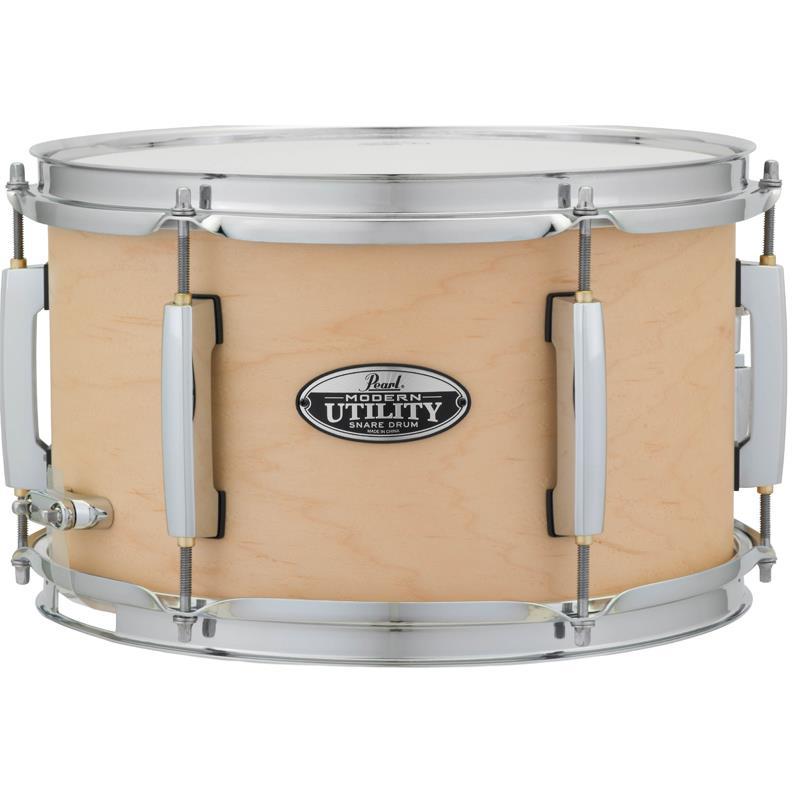 ■商品紹介海外ではレギュラーモデル、国内では受注発注モデルとなっている小口径スネアが入荷！＜Modern Utility Snare Drum 12''×7''＞薄めのメイプル・シェルに、1.6mm厚のフープや、シェルに対する設置面積を極力減らした、ブリッジ・タイプ・ラグを装備。ハイピッチにしてのサイドスネアとしてのご使用はもちろん、特に、フュージョン系の楽曲やファンク、そして、ヒップホップやドラムンベース等のデジタリックな楽曲で、キレの良さと深みがあり音量感も十分に得られるメイン・スネアとしてのご使用もオススメです。＜スペック＞サイズ：12''×7''シェル：6ply Maple (5.4mm)カラー：#224 Matte Naturalフープ：1.6mm Steel Hoop / 6テンションラグ：CL-65ストレイナー：SR-700スナッピー：SNW-1216※ケースは付属しません。※店頭にて試打を解禁しております為、細かな傷や打痕などが発生する場合がございます。予めご了承ください。検索キーワード：イケベカテゴリ_ドラム_スネアドラム_Pearl_新品 SW_Pearl_新品 JAN:4549312920768 登録日:2025/07/01 スネア スネアドラム パール
