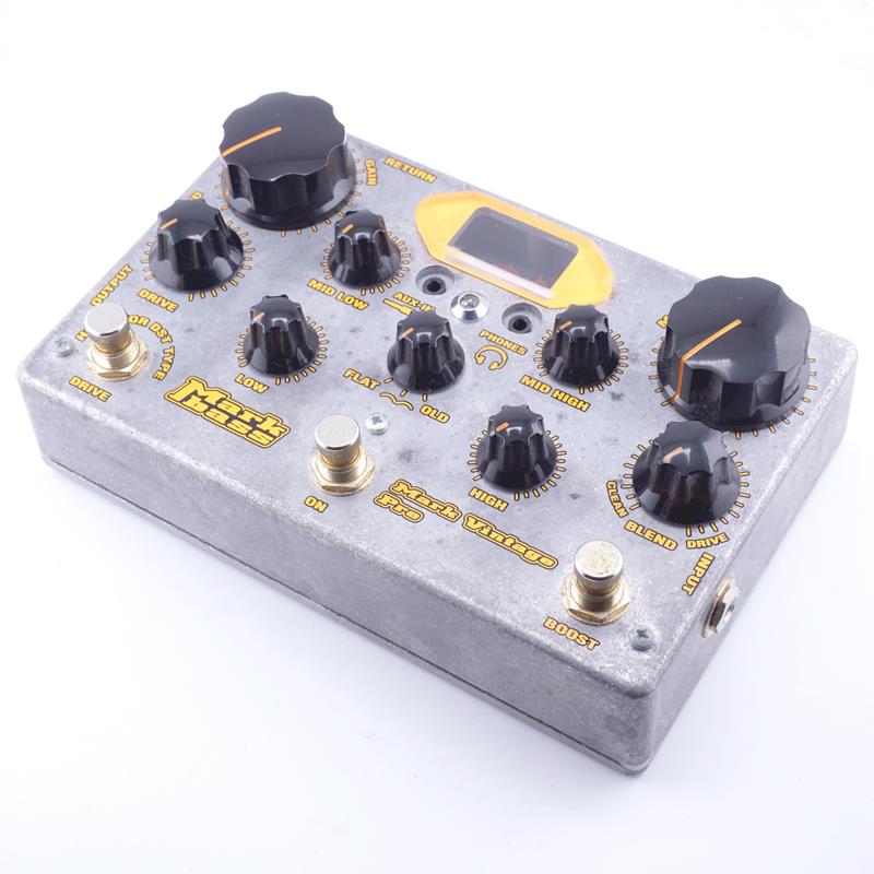 ■商品紹介Little Mark Vintageヘッドの高い評価を受け登場した、チューブプリアンプペダルMarkVintage Pre。トゥルーバイパス、4バンドEQ、プリセットEQ（3-WAY スイッチ）、BLENDコントロールでクリーントーンとミックスできる2種類のディストーションを備えたドライブコントロール、BOOST、AUX IN、 ヘッドフォンアウト、FXループ、DIラインアウト、RCA 端子とトスリンクのデジタル出力を装備。 モダンなサウンドからヴィンテージサウンドまで幅広く対応でき、ライブからスタジオレコーディングまで対応可能な高音質のプロ仕様のプリアンプペダルです。もともと評価の高い、DIアウトに加えデジタルアウトがついたことにより、 より幅広い録音環境に適応できます。もちろんペダルタイプですので、ライブでも活躍する製品になります。筐体に汚れ、錆等使用感はございますが、動作は良好です。付属品：箱、アダプター保証：保証無し現状販売検索キーワード：イケベカテゴリ_エフェクター_ベース用エフェクター_ベース用プリアンプ・EQ・DI_Markbass_ユーズド SW_Markbass_ユーズド JAN:2500080905861 登録日:2026/07/18 エフェクター コンパクトエフェクター ストンプボックス マークベース マークバス