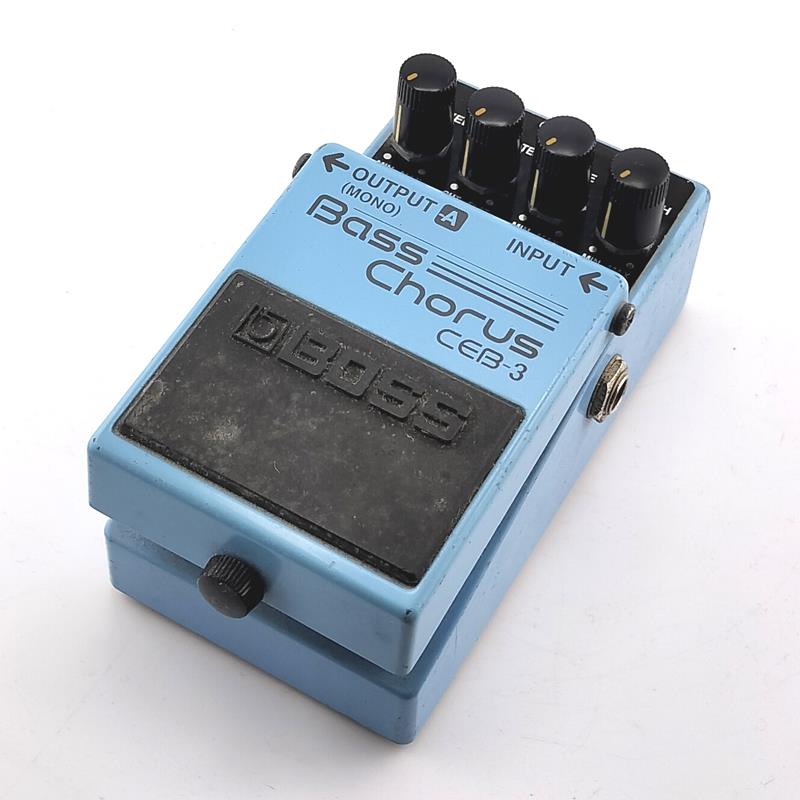 ■商品紹介BOSSのベース用コーラスエフェクターが中古で入荷！本機「CEB-3」はベース用に帯域をチューンアップされており、広い再生レンジを実現すると共にアンサンブル内でもしっかりとエフェクト効果が感じられるしっかりとした音質にて再生します。ベース用コンパクト・コーラスペダルの中でも非常にロングセラーを続ける、定番的存在となっています。本機にはロー・フィルターが搭載されており、楽器の倍音のみにコーラスをかけたライトな効果から、全帯域にコーラスをかけたヘビーな効果まで実に豊かなサウンド・バリエションを誇ります。また、空間合成方式を採用によりベース音独特の低域に広がりと奥行きを感じさせてくれるナチュラルなエフェクト効果はアンサンブルに溶け込んでくれます。細かな擦り傷や塗装剥げはございますがございますが、動作は問題無くお使いいただけます。付属品：箱保証：保証無し現状販売検索キーワード：イケベカテゴリ_エフェクター_ベース用エフェクター_ベース用モジュレーション系_BOSS_Bass Pedal_ユーズド SW_BOSS_ユーズド JAN:2500080907056 登録日:2026/08/30 エフェクター コンパクトエフェクター ストンプボックス ボス