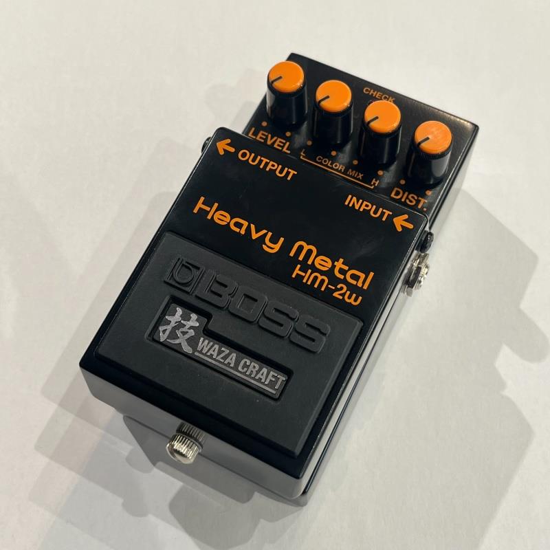 ■商品紹介1983年から1991年にかけて生産された HM-2 Heavy Metal は、ディストーション・ペダルの歴史に名を刻んだ伝説の名機です。全てのノブを最大値にして得られるチェンソー・トーン は、スウェーデン発祥のデスメタル・ミュージックの核となるサウンドとして確固たる地位を築きました。そして、ディストーション・サウンドで分厚い音の壁を作り上げるシューゲイザー・ギタリストからも高い評価を得ています。BOSSは、こうした熱狂的なファンからの熱いリクエストに突き動かされ、技WAZA CRAFTシリーズとしてHM-2を蘇らせることを決意。オリジナルを完全再現したアナログ・ディストーション・サウンドに、特別なチューニングが施されたカスタム・モードを備え、ここにHM-2Wが完成しました。伝説のデスメタル・サウンド空前のヘヴィメタル・ブームが到来していた1983年、HM-2はメタル・ギタリスト達が愛して止まない80年代初頭のブリティッシュ・スタックアンプのサウンドをエフェクターで再現する、当時他に類のないモデルとしてリリースされました。中域にフォーカスされたユニークでアグレッシブなサウンドのHM-2は、北欧スウェーデンのデスメタル・ギタリストの目に留まり、やがてスウェディッシュ・デスメタルの中核を担う機材となりました。一時代を築き上げたHM-2の復活を望む声は、次世代のギタリストを巻き込みながら次第に高まり、遂にBOSSはその熱いリクエストに答えるべく、技WAZA CRAFTシリーズとしてHM-2を復活させました。スタンダード・モード：オリジナルに忠実なHM-2サウンドスタンダード・モードは、オリジナルHM-2のトーンとレスポンスを完全に再現。全てのノブを最大値に設定することで、あのチェンソー・トーンが鳴り響きます。一方で随所に現代の技術を用いた改良を施しました。グランド・ノイズを低減しつつ、LEVELの最大値を3dB拡大。またプレミアムなバッファを搭載することで、バイパス時のピュアなギター・サウンドにもこだわり抜いています。HM-2Wは、オリジナルの持ち味を損なうことなく、ペダルの基本性能を徹底的に磨き上げました。カスタム・モード：更に攻撃的なディストーションへカスタム・モードでは、スタンダード・モードのキャラクターを維持したまま、より攻撃的なディストーションを得ることができます。ゲイン回路に特別なチューニングを施すことで、さらに強力な歪みを得つつ、音の鋭さやアタックも強調。低域と中高域の特性も再調節しており、高い密度と明瞭感を兼ね備えたサウンドに仕上がっています。アイコニックな外観を継承HM-2Wは、サウンドだけでなく外観にも徹底的にこだわりました。象徴的なカラーリングはもちろん、パネル上のレタリング・サイズや配置もオリジナルを再現。そして全ての技WAZA CRAFTシリーズに搭載されているモード・スイッチは、TOPパネルではなく上部へ配置し、オリジナル・デザインが持つ存在感を損なうことなく、蘇らせました。■仕様詳細コンディション：使用に問題無し付属品：箱検索キーワード：イケベカテゴリ_エフェクター_ギター用エフェクター_歪み系_ディストーション_BOSS_技 Waza Craft Series_ユーズド SW_BOSS_ユーズド JAN:2500070925114 登録日:2026/08/30 エフェクター コンパクトエフェクター ストンプボックス ボス