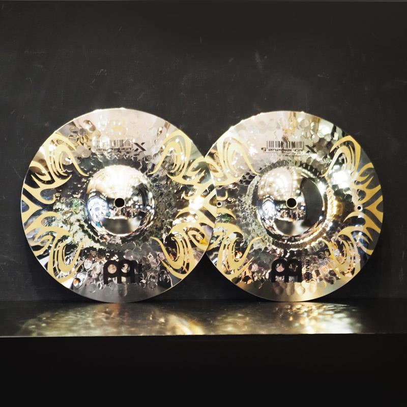 ■商品紹介【店頭展示特価品】※店頭に展示され試奏解放しておりますため、キズや打痕などございます。予めご了承くださいませ。Generation X Series（ジェネレーション・X シリーズ）実に革新的で個性的。MIPAアワードを受賞したGeneration Xシリーズが、シンバルの全く新しい世界への道を拓きます。その意識的に多様なサウンドは、新しい音楽のテリトリーを模索する、一歩進んだ、実験的で型破りなドラマーたちのものです。Generation Xは、今最も注目に値するトップドラマーたちと共に創り上げた、コンテンポラリーでモダンなシリーズです。〜Fx Hats〜非常にシャープでタイト。究極的にキレの良いサウンドが得られる、小口径ハイハット。光り輝くクローム・フィニシュを施し、トライバル・デザインをレーザー彫刻してあり、このシンバルの存在感を一層引き立てます。サイズ：10インチ・ペア検索キーワード：イケベカテゴリ_ドラム_シンバル_ハイハット_MEINL_Generation X_アウトレット SW_MEINL_アウトレット JAN:0840553007138 登録日:2026/04/25 シンバル マイネル