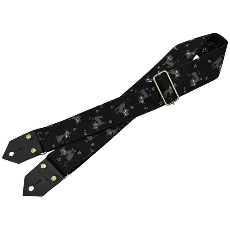 ■商品紹介SpiceNote からネコ柄ストラップのスタンダードモデルを目指す BLACK CAT が遂に販売開始基本デザインはシンプルなイラストの黒猫で構成、 しかし背景には FootStamp や FishBone が隠されているこだわりデザイン?使い勝手のよい4色展開で本体カラーやお好みに合わせて選べるのもポイントです。生地の切り出しで1本1本柄が異なりますのでお気に入りの1本を見つけて可愛がってください。本体の裏地にはポリプロピレン（PP)の織ベルトを使用。この50mm幅ベルトも張りと厚みを吟味して選択。シッカリとした質感に加えて適度に滑る操作性の高さを両立しています。ストラップエンド部分には本革（ブラック）を採用。バックルを含めた金属類は、高級感とステージでの反射を考慮したアンティック調。ブランドロゴは主張しすぎないようボディエンド側のストラップエンドに型押し加工。幅50mm。全長は820mm〜1450mm。無段階バックル仕様で微調整が可能です。このシリーズは生地の入手不可となった時点で廃版となる可能性が高く、定番化できる製品もあれば少数ロットで終わってしまう製品もあると思われます。お気に入りの柄を見つけた時は是非GETしてください！！※1枚物の生地から複数裁断し製品化するので同品番同色であっても柄が異なります。検索キーワード：イケベカテゴリ_楽器アクセサリ_ギターストラップ_SpiceNote_新品 SW_SpiceNote_新品 JAN:4589681761487 登録日:2026/01/15 ストラップ ギターストラップ