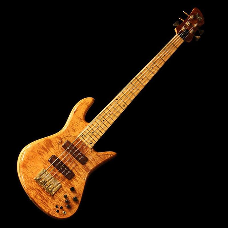 ■商品紹介【お預かり代行販売（委託品）】ハワイアン・コアTOPを採用したオーラ漂う一本！存在感と扱い易さの両立を実現したボルトオン・エンペラー5モデル！美しいハワイアン・コアを上質なアッシュ・ボディのトップに配し、ボルトオン・ジョイントのアッシュ・ネックにバーズアイ指板を採用した、カスタムスペックの極上エンペラー5弦モデルです。通常はあまりスラップ奏法には向かないといわれるFoderaの楽器ですが、ボルトオン構造＆アッシュボディにメイプル指板を採用していることで、2フィンガーの存在感はそのままに、よりオープンでストレートなスラップ・サウンドも味わうことが出来る、セットネックやスルーネックを採用したモデルともまた一味違った、フォデラならではの艶のある上質なトーンをお楽しみいただけます。35インチ・スケールのテンション感はしっかりとしていながらも、EXT.ローB仕様による自然な弦のテンション感によって演奏時のストレスを軽減しており、長尺のフォデラならではのスケールの大きな鳴りは他には代え難い魅力があります。状態としては、主にボディのサイド〜背面に軽い打痕が散見され、演奏による使用感、ゴールドパーツの酸化など軽いダメージが見受けられますが、大切に弾かれてきた個体のようで、その他には著しく外観を損なうような目立った傷などもなく、2001年製作の楽器としては良いコンディションが維持されています。B弦ペグが破損のため同タイプに交換されていますが、EXT.ローB仕様のためB弦ペグのみ逆巻きになっています。2023年にPLEKによるフレットレベリング済みの個体で、トラスロッドやネックコンディションも良好で、その他機能面についても何ら不安はありません。プリアンプは近年のフォデラ・プリアンプにアップグレードされています。ハイエンドベースのトップに君臨し続けるFoderaを入手する絶好のチャンスをお見逃しなく！＜付属品＞ オリジナル・ハードケース、J/Dストラップロック、レンチ■仕様詳細＜スペック＞■Body: Figured Koa Top， 2pc. Ash Back■Neck: Ash w/Purpleheart Stringers 5pc. (Bolt-on)■Fingerboard: Birdseye Maple■Scale: 35 Inch■Frets: 24F■Finish: Natural Satin■Pickup:Fodera Custom Duncan Dual Coils■Preamp: Fodera Custom Circuit■String Spacing: 19mm■Controls: Master Vol./Tone， PU Pan， Treble， Middle， Bass， Standby-SW， Preamp Thru-SW， Coil Tap-SW■Weight: ≒4.7kg検索キーワード：イケベカテゴリ_ベース_エレキベース_多弦ベース_Fodera_ユーズド SW_Fodera_ユーズド JAN:2500030042127 登録日:2025/12/19 エレキベース フォデラ