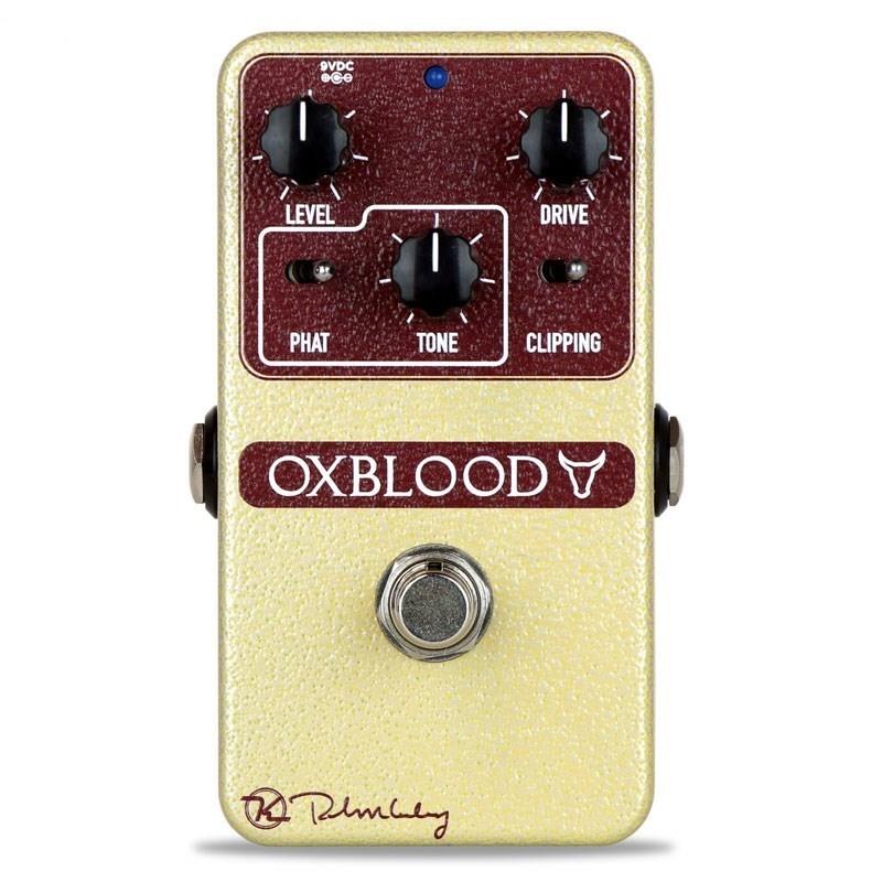 ■商品紹介Keeley Oxblood OverdriveOXBLOODは、クリーンなトーンからアンプが唸りを上げるようなドライブサウンドまでナチュラルに変化していくブレンド方式を採用したオーバードライブです。低域のレスポンスを変化させるPHATスイッチとクリッピング・ダイオードを切り替えるCLIPPINGスイッチを装備する事で、どんなギターにもマッチするようになっています。SpecificationControls：Level、Tone、Drive、Phat SW、Clipping SWTrue-Bypass SwitchingSIZE：W60 x H112 x D31（mm）＊突起物含まずWeight：約260g消費電流：約23mA■9V DC Port＊ACアダプターを使用する際は、出力の安定したセンター・マイナス・タイプのアダプターをご使用ください。■9V Battery 付属＊付属の電池は試供品の為、実際にご使用の際は新しいものに交換してからご使用下さい。検索キーワード：イケベカテゴリ_エフェクター_ギター用エフェクター_歪み系_オーバードライブ_keeley_Distortion & Overdrive Fuzz_新品 SW_keeley_新品 JAN:4580210700694 登録日:2015/09/23 エフェクター コンパクトエフェクター ストンプボックス キーリー きーりー