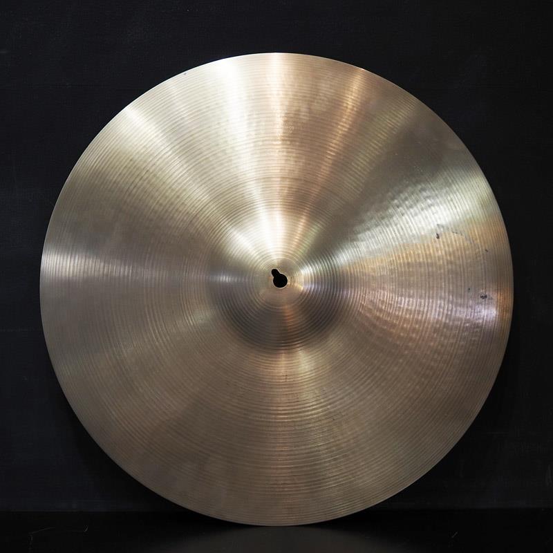 ■商品紹介【1960年代製造と思われるAジルジャン・クラッシュ18インチの中古品が入荷！】A Zildjian【Bright Full bodied + Natural 〜気取らない成熟感、応用自在〜】ベートーベンからビートルズまで、音楽の歴史と共に歩んできた全てのシンバルの基本、世界で最も愛されるオリジナルジルジャンシンバル。ハイハット・ライド・クラッシュなどのシンバルの呼び名も、このAジルジャンシンバルにネーミングされ現在に至る。まさにコンテンポラリー・ドラミングの歴史そのものがここにある。＜A Zildjian Crash＞1960年代製造と思われるミディアムウェイトのクラッシュです。比較的落ち着いたトーンを持つ個体で、Aジルジャンらしい華やかさと上品な中〜低域が絶妙にミックスされたバランスの良いクラッシュサウンドが魅力的。アコースティックからロックテイストまで幅広くご使用いただけます。サイズ：18インチ※ヴィンテージ品のためキズや汚れ、サビやキーホールなどがございます。予めご了承くださいませ。検索キーワード：イケベカテゴリ_ドラム_シンバル_クラッシュ_Zildjian_A Zildjian_ユーズド SW_Zildjian_ユーズド JAN:2500190066773 登録日:2025/09/22 シンバル ジルジャン Aジルジャン