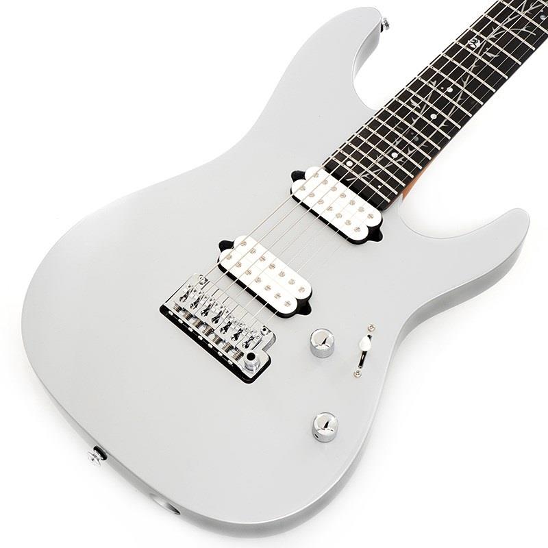 ■商品紹介新品チョイキズ特価！！Tim Henson (Polyphia) Signature 7 Strings Model feat. Fishman PU !!AZシリーズをベースに Fishmanピックアップを搭載し、Tim氏本人が Tree Of Death と名付けた、指板インレイ・デザインが印象的な、Tim Henson（Polyphia）シグネチャー・7弦・モデル！！◆AZ7 Oval C Roasted Maple neck加熱処理されたメイプル材をネックに使用しています。加熱処理をすることで、形状安定性、反りに対する耐久性、耐水性、温度変化に強いといった特長があります。ネック裏はサテンフィニッシュで仕上げ、スムーズな弾き心地を提供します。自社・他社問わず数十種類のギターのネック・グリップを計測、分析して完成したオリジナル・ネック形状です。指板とネックの接着面から指板エッジにかけてなだらかに落とし込むようにシェイピングし、指板エッジを丸めたコンフォート・グリップです。ボールミル加工によって正確に且つ確実にその形状を再現しています。ネック幅はナットで47mm、24フレットで66mmに設定し、ロー・フレット部では握り込みやすさ、ハイ・フレット部にかけては親指をネック裏に置くクラシカル・スタイルでの演奏性を特に配慮した形状となっています。◆Luminescent side dot inlay照明などでめまぐるしく変化する演奏環境に対応してくれる、高い視認性を誇るの蓄光材ドット・ポジションを採用。暗いステージの上でも自分の弾きたい音を見失うことはありません。◆Stainless Steel Fretメンテナンス製に優れ、音の立ち上がりが早く、コード弾きでも分離が良く、単音弾きでもクリアな出音が特長です。◆A shallow body back contour and Super All Access Neck Jointコンテンポラリーなデザインを目指したオリジナル・ボディ形状です。Ibanezの代表機種であるSを想起させる、薄く仕上げたボディ・コンターと大きめのエルボー・コンターは、プレイヤーとギターとの一体感を生み、演奏性向上にも大きく貢献します。ボディのくびれを深くすることで抱えた時やステージ上での取り回しが良く、高い演奏性を実現しています。ボディ表面はR3mm、裏面はR8mmと表裏で角Rを変えており、座位/立位に関わらずギターを抱えた瞬間にフィット感が感じられるエルゴノミックな設計です。ボディ裏面から8mmの高低差で段彫りし、さらにネックとの接合部を球面に仕上げることで高い演奏性を実現したSuper All Access Neck Joint。低音弦側のカッタウェイを浅めに設計し、ボディとネックとの設地面積を最大化することで、高い演奏性を保持しながらもサスティーンとレゾナンスの良さをも両立しています。またホーンとカッタウェイはIbanezの代表機種であるRGを彷彿とさせる、抉りの大きな形状。ハイポジションでの弾きやすさを実現しています。TOD10と同じ、グロス・シルバー系カラーで仕上げています。◆Fishman Fluence Tim Henson Signature Series 7 pickupsアグレッシブなリード、バッキングサウンドからシングルコイルのクリーンのようなサウンド、更にはアコースティックギターのようなサウンドまで、幅広いサウンドを奏でられるTim Hensonシグネチャーピックアップ。※006P電池使用〇Neck PickupVoice 1: 太く滑らかなネックポジション・ハムバッカーサウンドVoice 2: ナイロン弦ギターの代わりとなるほどにクリーンなサウンドVoice 3: 滑らかなネックポジション・シングルコイルサウンド〇Bridge PickupVoice 1: リードトーンに最適な、Fishman 標準Voice1を改良したサウンド。Voice 2: Timが好みのブリッジポジション・ハムバッカーサウンド。Voice 3: ネックポジションピックアップのコイルと組み合わせた、Timが理想とするシングルコイルサウンド。◆Gotoh T1572S tremolo bridge with Steel saddles 10.5mm string spacing Snap and hold arm socket多くのプレイヤーやブランドから、トレモロ・ブリッジの決定版として定評のあるGOTOH 510ブリッジを、IbanezとGOTOHとのコラボレーションで新生させたブリッジです。歯切れのよいクリスピーなサウンドとプレーン弦のきらびやかな高音が特長の切削スチール製サドルとスチール製のイナーシャ・ブロックを採用しました。弦間ピッチは10.5mmのナロー・スペーシング設計で、スキッピングやハイブリッド・ピッキングを多用するプレイヤーが要求する、弦間をまたいだピッキングのしやすさを追求しました。また、Ibanez Edgeトレモロのアームや、ウルトラ・ライト・トレモロ・アーム（カーボン製/UTA20/別売）も流用出来るアーム・ソケットを採用。従来のアームの様に回し入れることなくスナップ・インでアームを装着できます。プレイヤーの好みに応じて、アーム角度の固定/開放を可能にしたアーム・トルクアジャスト機構も搭載しています。加えて、スタッドに埋め込まれたイモネジでがっちりと固定することで、チューニングのスタビリティやレゾナンスに大きく貢献するスタッド・ロック機構をも標準装備しています。スムーズなアーミングやアームアップが可能な2点支持フローティングを採用しています。◆Graph Tech nutすべりの良いチューニングの安定性を誇るGraph Tech製のナットを採用。クリアなサウンドとサスティーンの良さを両立しています。◆Gotoh MG-T locking machine headチューニングのスタビリティに定評のある、Gotoh製マグナムロック・マシンヘッドを搭載。※画像はサンプルです。製品の特性上、杢目、色合いは個体ごとに異なります。■仕様詳細SpecsNeck type AZ7 Oval C Roasted Maple neckBody American Basswood bodyFretboard Ebony fretboard w/ Tree of Death inlay & Luminescent side dot inlayFret Jumbo Stainless Steel fretMachine Head Gotoh MG-T locking machine headNut Graph Tech nutBridge Gotoh T1572S tremolo bridgeNeck pickup Fishman Fluence Tim Henson Signature Series 7 (H) neck pickupBridge pickup Fishman Fluence Tim Henson Signature Series 7 (H) Bridge pickupControls 1 Volume， 1 Tone (Push: Voice 1，3 / Pull : Voice 2，3)， 5-way lever switchOther switches Fishman Fluence Voicing switch on tone control (push/pull) for Tim Henson Signature Series pickupsHardware color ChromeStrings gauge .010/.013/.017/.026/.036/.046/.059 (D'Addario EXL110-7)Neck DimensionsScale 648mm/25.5Width at Nut 47mmWidth at Last Fret 66mmThickness at 1st 20.5mmThickness at 12th 22.5mmRadius 305mmRギグバッグ付属検索キーワード：イケベカテゴリ_エレキギター_STタイプ_Ibanez_アウトレット SW_Ibanez_アウトレット JAN:2500010700221 登録日:2025/06/07 エレキギター アイバニーズ イバニーズ