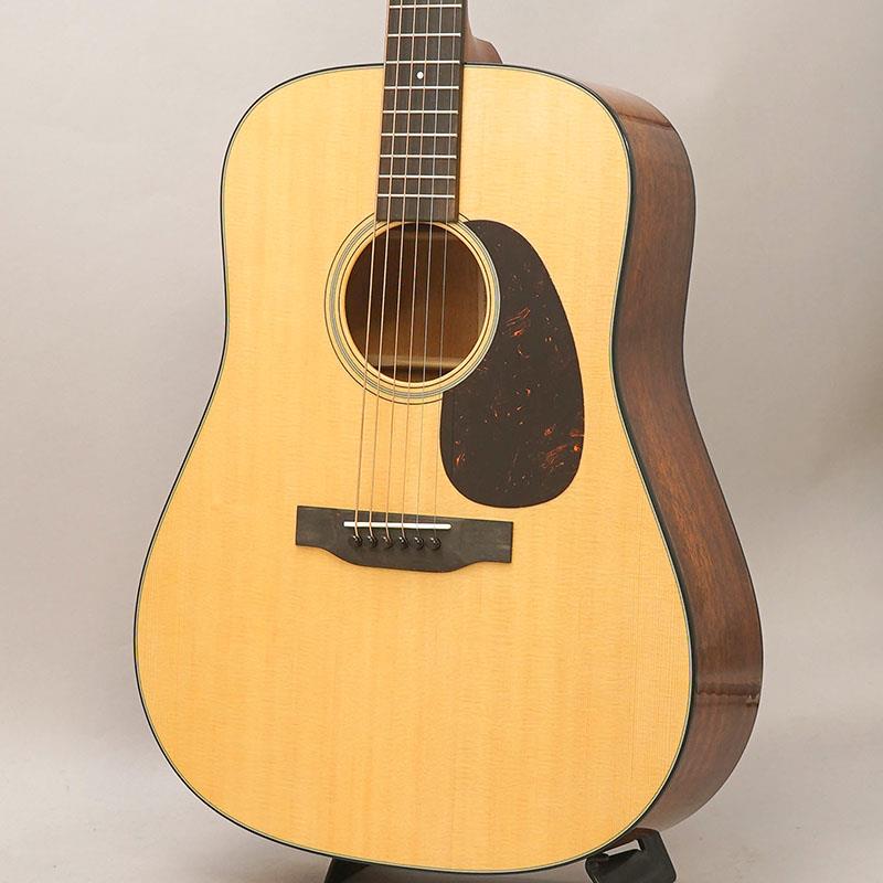 ■商品紹介もう一つのスタンダード、Martin D-18が2025年さらなる進化を遂げました。D-18は、D-28と並んでマーチンギターブランドを代表するモデルの1つです。当時最強と謡われたイギリスの戦艦からとったドレッドノートと呼ばれる大型のボディに、スプルーストップにマホガニーサイドバックという材料構成となっております。D-28に採用されているローズウッドサイドバックの特徴である、深みのある低域や煌びやかさとは対照的に、カラッと乾いたような軽やかなニュアンスと温かみのある中域、大きなボディとマホガニーボディの組み合わせならではの貫通力があり前に飛んでいくような力強いサウンド。華やかさこそありませんが、D-18でしか味わえない素朴で味わい深いニュアンスが大変魅力的なモデルです。こちらもまた、D-28と同様に数多くの伝説的なミュージシャンに愛用され、彼らにたくさんのインスピレーション与えてきた王道と呼べるモデルといえるでしょう。-2025年モデルの進化-2025年、D-18はさらに進化を遂げました。ビンテージ期のD-18に見られる構造を取り入れることで、より豊かな響きとサスティーンを実現。エルビス・プレスリーやポール・サイモンも愛用したD-18の伝統的なサウンドを受け継ぎながら、現代のプレイヤーと音楽シーンのニーズに応える、より洗練されたギターへと生まれ変わりました。特に大きな改良点は、アコースティックギターのトーンの要であるブレーシングの変更と、プレイアビリティに直結するネックシェイプの変更でしょう。ブレーシングスタイルは、人気の高いモダンデラックスシリーズで採用されているゴールデンエラシェイプGE-Scalloped Xに変更。これにより、よりふくよかで息づかいのあるトーンとロングサスティーンを実現しました。ネックシェイプは、従来の評判高いローオーバルをベースに、質量の増加を最小限に抑えつつビンテージライクな感触を加えたGE Modified Low Ovalに変更。さらに、指板は薄型で滑らかな面取りが施されたコンフォートエッジを採用し、ナット部分の弦間隔も改良されてより一層、プレイアビリティが向上しました。肝心なのは、ビンテージ仕様を追求したオーセンティックシリーズとは異なり、現代的に扱いやすいスタンダードとして改良されている点です。ただ単にビンテージに回帰するのではなく、現代の音楽シーンに対しての「扱いやすく良い音」が追及されており、サウンドとプレイアビリティともに各段に進化しております。伝統と革新を追求した新生D-18 Standardは、あなたの音楽を奏でる喜びを最大限に引き出すためのパートナーになるでしょう。■仕様詳細-Model: D-18(2025)-Top Material: SpruceBack and Side Material: MahoganyBrace Material: SpruceBracing: Forward Shifted X BraceBrace Shape: GE-ScallopedNeck Material: Select HardwoodFingerboard and Bridge Material: EbonyNut Material: BoneNeck Shape: GE Modified Low OvalNeck Taper: High Performance TaperScale Length: 25.4(645mm)Fingerboard Width at Nut: 1 3/4(44.45mm)Bridge Style: GE Modern Belly- Drop in SaddleRosette: Old Style 18 Multi-StripeBinding: BlackTop Inlay Material: Multi-StripeHeadplate Material: East Indian RosewoodHeadstock Shape: Solid with Square TaperFingerboard Inlay Style: Old Style 18Top Finish Top: GlossTop Color: Aging TonerBack and Side Finish: GlossBack and Sides Color: Dark MahoganyNeck Color: Dark MahoganyPickguard: Faux TortoiseTuning Machines: Nickel Open GearCase: Hardshell検索キーワード：イケベカテゴリ_アコースティック・エレアコギター_アコースティックギター_MARTIN_Dreadnought (ドレッドノート)_新品 SW_MARTIN_新品 JAN:0729789680639 登録日:2026/05/27 アコースティックギター アコギ マーチン マーティン