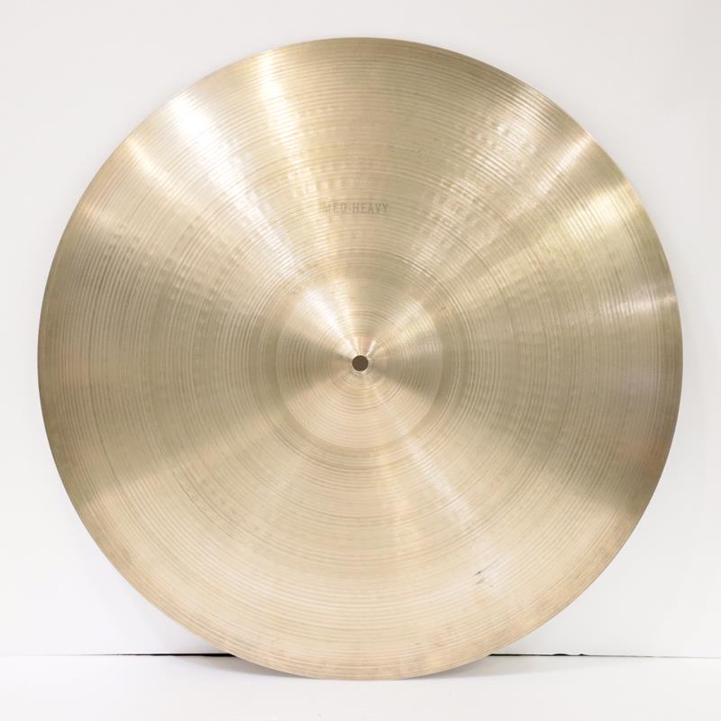 ■商品紹介☆ヴィンテージ☆1970年代の製造と思われるA Zildjian ミディアムヘヴィライド 20インチが入荷致しました。年代相応のくすみや打痕等がございます。へヴィで粒立ちが良く音量の大きいサウンドで、使い込まれているため、ぎらついた高音域が押さえられ、オールド・ハードロックや、少し激しいブルース・ロック等にご使用いただけます。サイズ：20インチウェイト（実測値）：約3135g検索キーワード：イケベカテゴリ_ドラム_シンバル_ライド_Zildjian_A Zildjian_ユーズド SW_Zildjian_ユーズド JAN:2500190809400 登録日:2025/12/19 シンバル ジルジャン Aジルジャン