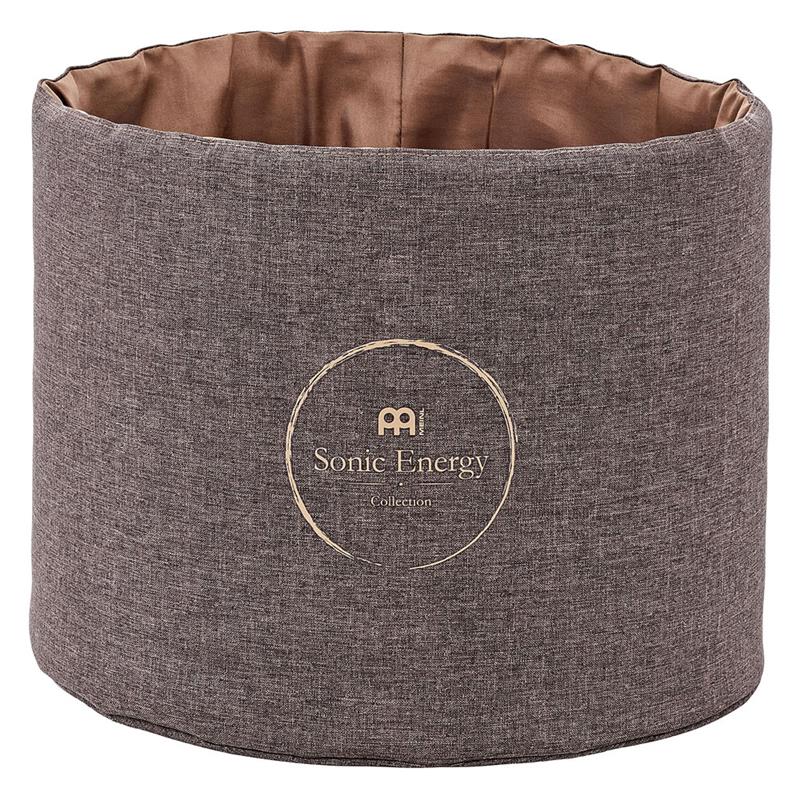 ■商品紹介Crystal Singing Bowl Sleevesクリスタル・シンギングボウル用スリーブは、耐久性のあるパッド入りナイロン素材で作られており、大切なクリスタル・シンギングボウルを傷や破損からしっかりと保護します。対応サイズ：12インチ素材：Heavy-duty nylon検索キーワード：イケベカテゴリ_パーカッション_その他パーカッションアクセサリ_MEINL_新品 SW_MEINL_新品 JAN:0842960113105 登録日:2025/06/07 パーカッション マイネル