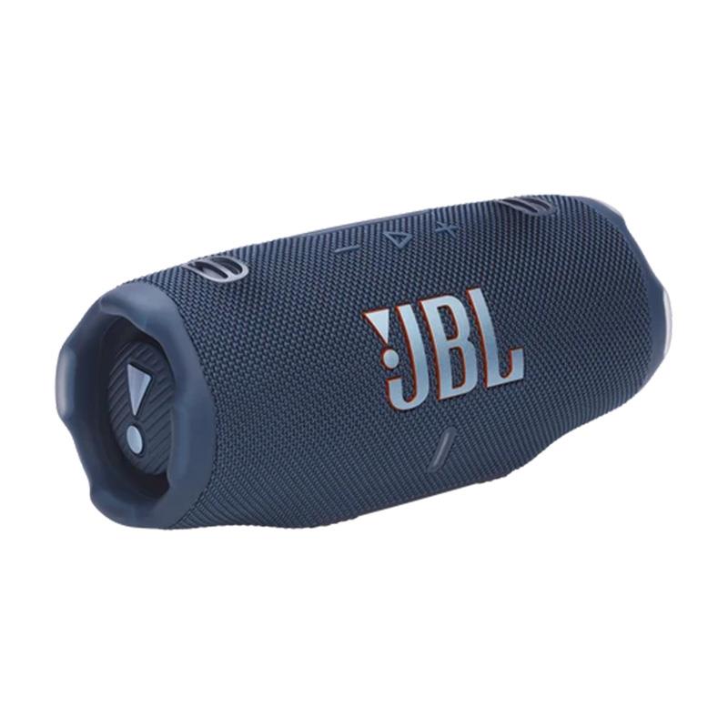 ■商品紹介【製品の特長】JBL Chargeシリーズが、さらに進化。Charge 6はChargeシリーズとしての魅力はそのままに、さらに高いハードルを設定し、最先端の技術を加えることで、圧倒的な迫力のサウンドを達成しました。 これまでにないサウンドに加え、優れた接続性、頑丈な筐体、最大24＋4時間再生。Charge 6は、まさに怪物と呼べるポータブルオーディオです。JBLらしいデザインとポータビリティを維持しながらさらにパワーアップしたサウンドを搭載するために。Charge 6はサウンドエンジンを大幅にアップデートし、スマートなオーディオ処理アルゴリズムである最新のJBL AI Sound Boostを組み込みました。その結果、Charge 6はそのサイズをはるかに超えるパフォーマンスを発揮します。占有するスペースはわずかでありながら、豊かでパンチのあるプロサウンドで空間を満たします。Charge 6は、現存する最もタフなポータブルスピーカーの1つでもあります。防水・防塵性能のみならず、衝撃への耐性も強化し、どんな環境でもパワフルなサウンドをお届け。さらにこれまでのモデル同様、その名のとおりCharge 6には、音楽を聴きながらモバイルデバイスを充電するためのモバイル用バッテリー機能が搭載されています。JBL Charge 6のある最高な生活を想像してみて下さい！さらに2台、いや、4台あった方が楽しいかも？ 大丈夫、新モデルはAuracastに対応することで他のJBLスピーカーと簡単に接続できるようになりました。最高の仲間たちと遠出して盛り上がるときも、パーティの余興で観客を盛り上げるときも、さらに広範囲で多数のオーディエンスにサウンドを届けることが可能です。JBL Charge 6は、さらに改善したポータビリティとともに、かつてないほど豊かなサウンド体験を届けます。●AI Sound Boost搭載、迫力満点のJBL プロ・サウンド画期的な新技術AI Sound Boostを搭載。膨大な音楽データを学習したAIがリアルタイムで楽曲を解析しスピーカーユニットの歪みを最小限に抑えつつ最高の音響性能を実現します。つまり、Charge 6の一台一台にJBLのサウンドエンジニアが宿っているようなものだと思ってください。 JBL Charge 6は最初の一音目を再生した瞬間から、体に響くような低音域やキレ味の鋭い高音域、中音域の温もりまで、驚くほどリアリティあるサウンドを届けます。●最大24+4時間再生可能な大容量バッテリー1回の充電で最大24時間、最高のムードがノンストップ。記念日をもっと特別なものにしたい、または大切な人とのダンスをもう一度楽しみたいような場合も、JBL Playtime Boost機能でさらに最大4時間、再生時間を延長できます。●Auracastによるマルチスピーカー接続仲間たちと同じグルーヴを共有したいと思ったことはありませんか？ もちろん、可能です。Auracast搭載で、2台のCharge 6を簡単にステレオペアリング。さらに複数のAuracast対応JBLスピーカーと接続することで、広いサウンドステージを実現し、より広いエリアで同時に音楽を再生することが可能です。●IP68準拠の高い防水・防塵性能JBL CHARGE 6はできる限りどんな環境であろうと使用し続けられるように設計されています。業界トップクラス・IP68*準拠の防水防塵設計に加えて、1メートルの高さからコンクリートの床に落としても問題ないように衝撃への耐性も強化*しています。とはいえ、友達に見せびらかすためにスピーカーを放り投げて回るようなことはしないでくださいね。それより、パーティーを思いっきり楽しみましょう！ *深さ最大1.5メートルの真水に最大30分間水没させた実験条件に基づく。 *1mの高さからの落下試験を実施・通過。落下による無破損・無故障を保証するものではなく、落下による破損・故障は保証の対象外となります。●高速充電スピーディに充電できるCharge 6なら、バッテリー残量不足で落ち込むこともありません。わずか10分充電するだけで、最大150分再生することができます。●ロスレスオーディオ再生ロスレスで、音楽がさらに高品質に。より深い楽しみを知っている音楽ファンのために、USB Type-Cポートを介してラップトップやその他のオーディオデバイスにプラグインすることで、ロスレスオーディオ再生*を可能にしました。 *JBL Portable App OTA (Over The Air) ソフトウェアアップデートにより対応　 *デバイス側でPCMにデコードのち再生。24bit/48kHzまで。再生デバイス(USB-C端子搭載のiPhone/Android/Windows PC/MAC)にUSBケーブルを接続し、CHARGE6の「PLAY」ボタンを長押ししている最中にUSBケーブルをつなぐと、自動的にUSBオーディオモードに入ります。USBケーブルは1.2m 以下のUSB 2.0ケーブルを別途ご用意ください。●環境に配慮したサステナブルな筐体とパッケージJBL Charge 6では、スピーカーグリルに再生プラスチックと再生ファブリックが使用されています。また、パッケージはFSC認証紙を使用し、環境負荷の低いソイインクで印刷されています。●着脱式のハンドルストラップ便利な着脱式ハンドルストラップで、音楽を自由に持ち運びましょう。車での移動から家の中まで、どこでも一台でカバーできる最高の相棒です。●モバイル用バッテリー内蔵パーティーを中断する必要はもうありません。内蔵のバッテリーで、音楽を聴きながらモバイルデバイス*を充電できます。 *JBL Charge 6のモバイル用バッテリーは、ノートパソコンの充電に対応していません。【製品の仕様】仕様一覧出力 (W)30 W RMS for woofer， 15 W RMS for tweeterオーディオ仕様再生周波数帯域56 Hz - 20 kHz (-6 dB)サイズ寸法（幅×高さ×奥行き）（cm）22.9 x 9.9 x 9.4寸法（幅×高さ×奥行き）（in）9.0 x 3.9 x 3.7本体重量(kg)1.37本体重量(lbs)3コントロール及び接続仕様Bluetoothトランスミッタ周波数帯域2400 MHz - 2483.5 MHzBluetooth プロファイルA2DP 1.4， AVRCP 1.6Bluetooth送信機の変調GFSK， π/4 DQPSK， 8DPSKBluetoothトランスミッター電源15 dBm (EIRP)Bluetooth バージョン5.4バッテリー充電時間(hrs)3最大再生時間28特徴防塵有IPX定格IP68充電用USBポート有Wireless有充電ケーブル無防水対応有JBLオリジナルのプロ・サウンド有iOS / Android対応のモバイルアプリ有Auracast対応有Bluetooth有■同梱物JBL Charge 6 x 1ストラップ x 1クイック・スタート・ガイド x 1保証カード/安全シート x 1※充電用USBケーブルは同梱されません。※ご購入いただいた製品を長く安心してご利用いただくため、 JBL国内サイトでの製品登録（無料）をおすすめしています。※詳細な製品仕様はメーカーサイトをご確認お願い致します。※ご使用前にご利用環境や動作状況などを予めご確認の上、ご購入をお願い致します。※商品の仕様、価格並びに付属品などは予告なく変更することがあります。#ジェービーエル #ジェイビーエル検索キーワード：イケベカテゴリ_レコーディング_モニタースピーカー_モニタースピーカー_JBL_新品 SW_JBL_新品 JAN:4968929223633 登録日:2026/06/10 モニタースピーカー スタジオモニター
