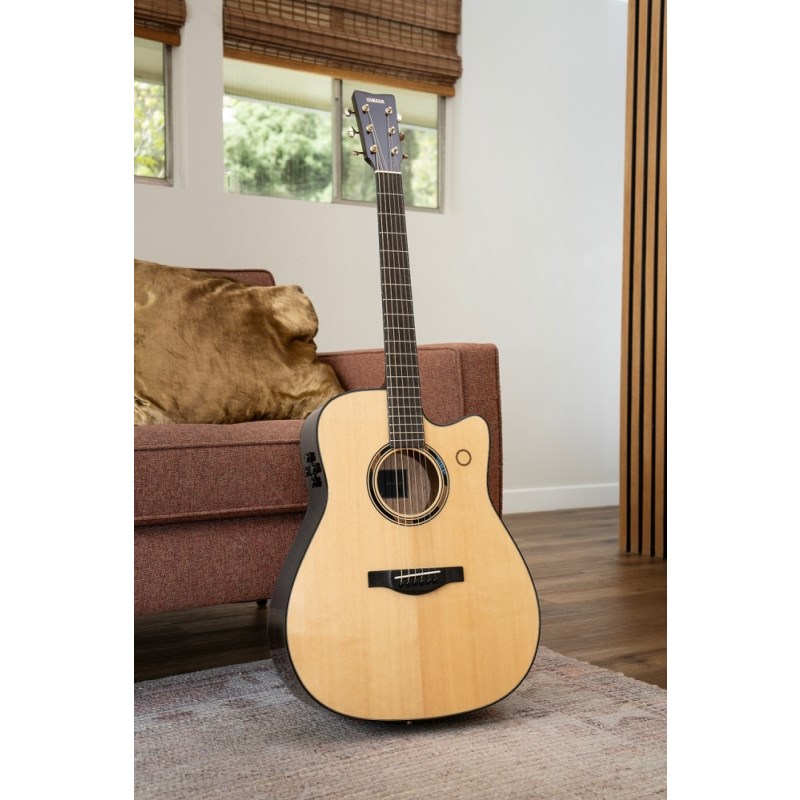 ■商品紹介アンプに繋がなくてもエフェクターがかけられるアコギ「トランスアコースティック」新製品が登場！■商品概要1. ギター本体だけで3 種類のエフェクトをかけられる新しい演奏体験弦の振動を電気信号に変換してエフェクト処理し、ボディの内部に設置した「アクチュエーター（加振器）」に伝え、アクチュエーターがギター全体を振動させる構造を採用しています。これにより、アンプやスピーカーを接続せずに、ギター本体の振動でエフェクトサウンドを発することができます。『TAG3 C』では、従来の「コーラス」「リバーブ」に加え、トランスアコースティックギターとしては初となる「ディレイ」の3 種類のエフェクトを搭載しました。専用アプリ「TAG Remote」を使用すれば、それぞれのエフェクトタイプの切り替えや、細かなパラメータを調整可能です。2. ギター本体で録音・再生が可能なルーパー機能ギター本体で自身の演奏を録音し、ループ再生することができる「ルーパー」機能を初搭載しました。操作は本体側部にあるボタンや表板のタップセンサーで直感的に?え、プレイヤーは頭に浮かんだフレーズを素早く形にでき、自由に創作活動を?えます。また専用アプリ「TAG Remote」には、最大10 個のループフレーズを保存可能です。3. Bluetooth 接続で本体からオーディオ再生新たな楽しみ方を提供トランスアコースティックギターとして初めてBluetooth 機能を搭載しました。お手持ちのオーディオデバイスをつなげば、ギター本体をスピーカー代わりにしてオーディオ再生もお楽しみ頂けます。さらに、お好きな楽曲を流しながら、同じギターでセッションすることも可能です。4. アコースティックギターとしての高い品質と洗練されたデザイン表板にシトカスプルース（単板）、側裏板にマホガニー（単板）を採用。カッタウェイの入ったドレッドノートスタイルのボディは、パワフルなストロークに応えつつ高い演奏性も実現しています。さらに、シャンパンゴールドで統一されたハードウェアやサウンドホールの外周に施された美しいインレイなどのスタイリッシュなデザインも特?です。また、より大音量で?時間演奏（最大5 時間半）できるようにトランスアコースティックギターとして初めてリチウムイオンバッテリーを内蔵しました。アンプとつなぐことでエレクトリックアコースティックギターとしても演奏でき、ライブステージでもご使用いただけます。伝統あるヤマハ社の革新的モデル！ぜひ体感してみてください！■仕様詳細胴型：ドレッドノートカッタウェイスタイル弦長：650mm胴長：505mm全長：1，039mm胴幅（最大幅）： 412mm胴厚：100〜125mm指板幅（上駒部）：44mm弦間ピッチ：11.0mm表板：シトカスプルース単板裏板・側板：マホガニー単板棹：マホガニー指板：エボニー指板半径：R400mm下駒枕：エボニー上駒・下駒：ユリア樹脂塗装：グロス仕上げ棹塗装：マット仕上げピックアップシステム：トランスアコースティック (SYSTEM76)コントローラー：リバーブ/コーラス/ディレイ/ルーパー/ラインアウトボリューム/タップセンサー接続：ラインアウト/Bluetooth オーディオ初期弦：Elixir NANOWEB 80/20 Bronze Light付属品：六角レンチ・USB 電源アダプター・ギグケース検索キーワード：イケベカテゴリ_アコースティック・エレアコギター_アコースティックギター_YAMAHA_TransAcoustic_新品 SW_YAMAHA_新品 JAN:4957812693356 登録日:2024/11/22 アコースティックギター アコギ ヤマハ やまは