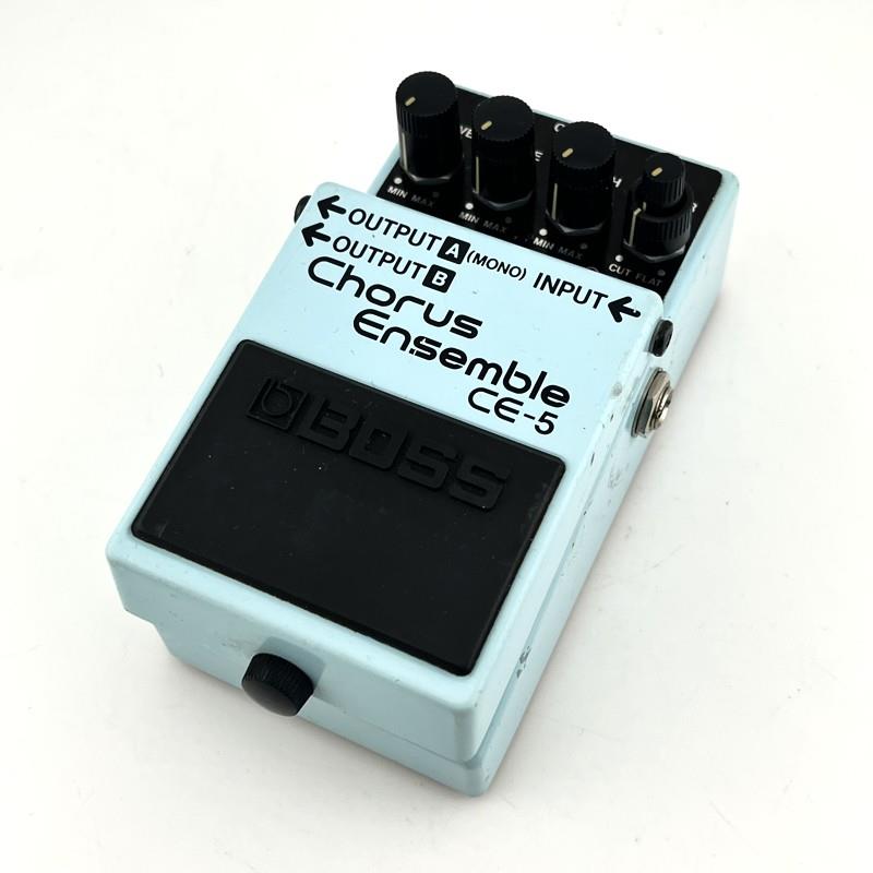 ■商品紹介BOSSエフェクターの名機中の名機「CE-1」直系のコーラスペダルがこの「CE-5」。2バンドフィルターを搭載しており、音揺れの抑えたスッキリとしたコーラスから名機の「CE-1」ゆずりの温もりのあるオールドテイストなコーラスサウンドを作り出すことも可能！「HIGH」と「LOW」に分けられたフィルターを操作し、ローカットやハイカットをすれば多彩な表現力をもったコーラスを次々をメイク可能です。2アウト仕様ですので2台のアンプを駆使すれば奥行きがあり、弾き手も聞き手も心地よい空間サウンドを作りだせます！■仕様詳細コンディション：使用に問題無し電源：9Vセンターマイナスまたは9V電池付属品：なし保証：初期不良のみ3ヵ月検索キーワード：イケベカテゴリ_エフェクター_ギター用エフェクター_モジュレーション系_コーラス_BOSS_ユーズド SW_BOSS_ユーズド JAN:2500070851062 登録日:2026/03/08 エフェクター コンパクトエフェクター ストンプボックス ボス