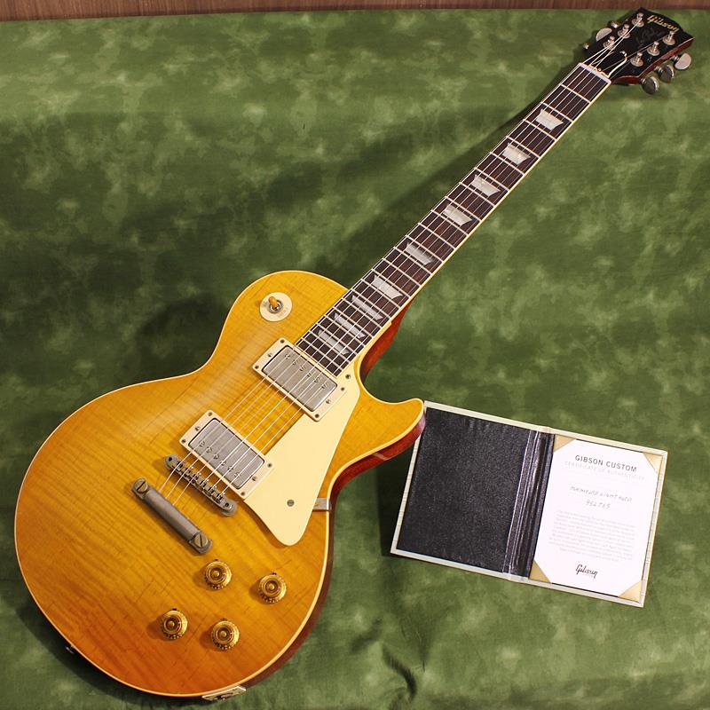 ■商品紹介決算売り尽くし最終SALE！〜8月20日までのスーパープライス！税込￥1，023，000 → さらにお買い得な税込￥924，000！このチャンスをお見逃しなく！！Gibson社のCEO(当時)、Cesar Gueikian氏とのミーティングから実現した日本限定のスペシャルモデルの中古品が入荷！Cesar氏が所有するオリジナルバーストはKirk Hammettが所有する「Greeny」とシリアルナンバーが非常に近く、彼らの間では「Gemini」と呼ばれているそうです。今回の限定モデルはその「Gemini」の特徴をモチーフに、なんとCesar氏がこの企画の為に自らセレクトしたトップ材を使用！特徴的なコントロール下に残した色の濃い箇所も再現、我らのバーストバイブル「Beauty Of The Burst」116ページでもその雄姿を確認できる歴史的な個体を近くに感じられる逸品です！〜 Murphy Lab 〜カスタムショップ内に誕生したMurphy Lab（マーフィー・ラボ）は、ナッシュヴィルのギブソン・カスタムショップ内に新設されたラボで、科学的検証に基づく最新の技術を駆使して、ギターのエイジング（ヴィンテージ・ギターの経時変化した外観と弾き心地を再現する処理）を専門に行います。ギブソン・カスタムショップの立ち上げ時のメンバーであり、ヒストリック・コレクション開発のプロジェクト・リーダーとして尽力したトム・マーフィーは、その後新品のギターにヴィンテージのルックスとフィーリングをもたらすエイジングというテクニックで活躍してきました。トムのヴィンテージ・ギターへの情熱と深い知識に裏打ちされた技術によって、ギブソン・ギターの自然なラッカーのクラック、演奏による摩耗を見事に再現しています。トム・マーフィーとギブソンは、経時変化によりウェザーチェックと呼ばれるクラックを生じさせる、1950年代、1960年代のニトロセルロースラッカーを科学的に解析し、その変化のプロセスをひも解き、あらゆるモデルのプロトタイプによるテストを重ねて、ヴィンテージ同様のナチュラル・ウェザーチェックを再現するラッカー・プロセスを開発しました。マーフィー・ラボは、トム・マーフィーがギブソン・カスタムショップのチームを率いて、プロトタイプをもとに、あらゆるボディシェイプ、フィニッシュ、エイジング・レベルの検証を始めたことから、その構想が生まれました。その結果、これまでにないリアリティとこだわりを追求したエイジングを行うために、ギブソン・カスタムショップ内に設立されました。トム・マーフィーの存在と、その芸術的な作品の数々は、ギブソンの歴史の中で重要な役割を果たし、今もそしてこれからもマーフィー・ラボとして永遠に引き継がれていきます。本機は4段階で設けられた中で2番目に軽度なエイジングレベルとなる「Light Aged」が施された1959 Les Paul Standard Reissueです。エレキギター史に燦然と輝く1959 Les Paul Standard Model。数々のミュージシャンを虜にした圧倒的な存在感を放つサウンド、そして艶かしく弾き手を魅了する美しいボディラインは現代に於いても全てのロックギタリスト憧れのアイコンと言えるでしょう。1951年発売以来のゴールドトップ期を経て1958年にサンバーストフィニッシュを採用し、1960年までの僅かな期間にその姿で製作された「Les Paul Standard」。その中でも代表的年度として一際の人気を誇る「1959」モデルは常に羨望の眼差しを集める偉大な存在として君臨し続けております。Light Agedは軽度の凹みや塗装剥がれ等のダメージ、リアルな塗装の色艶とウェザーチェックを表現。指板エッジにはロールド加工が施され、優れたグリップ感がプレイヤーの皆様にはさらに嬉しい仕上げとなっております。基本的なスペックは最新のHistoric Specを踏襲しつつもオリジナルの「Gemini」をモチーフにペグはGroverを搭載。交換した跡があえて表現されていないのもポイントで、Light Agedの比較的穏やかなエイジングと雰囲気が合っているように感じられます。さらにピックアップにも勿論ひと工夫が加えられており、こちらもオリジナルをモチーフにブリッジPUはカバーを外すとDouble Classic Whiteボビンが姿を現します。ブリッジPUにはマグネットにアルニコ4を特別に採用しターン数を若干多めに設定することで通常のアルニコ3モデルよりもドライブ感を増したデザインとなっております。ジャパンディーラーからの提案で実現したとてもユニークな限定モデル！2026年に入ってから当店に新品入荷した個体で販売後もさほど時間をおかずに中古品として再入荷しました。コンディション自体は新品時と変わらずですので安心してお使いいただけるオススメ中古品です。ぜひお見逃しなく！Serial No. 952765Weight≒4.04kgブラウンハードケース、専用Murphy Lab認定書 等付属■仕様詳細Body Wood : Cesar Gueikian(Gibson CEO) Selected 2-Piece Figured Maple Top & 1-Piece Lightweight MahoganyNeck : Solid Mahogany with Long Neck Tenon / 50s Rounded Medium C ShapeFingerboard : Indian RosewoodFrets : Historic Medium-Jumbo 22FretsNeck Pickup : Custombucker Alnico 3 (Unpotted)Bridge Pickup : Custombucker Plus Alnico 4 (Unpotted)Controls : 2 volume 、2 tone 、3-way switchBridge / Tailpiece : ABR-1 non wire / Lightweight Tailpiece w/Long StudTuners : Grover Milk BottleHardware color : Nickel検索キーワード：イケベカテゴリ_エレキギター_レスポールタイプ_Gibson_Custom Shop_ユーズド SW_Gibson_ユーズド JAN:2500010879873 登録日:2026/05/13 エレキギター ギブソン カスタムショップ