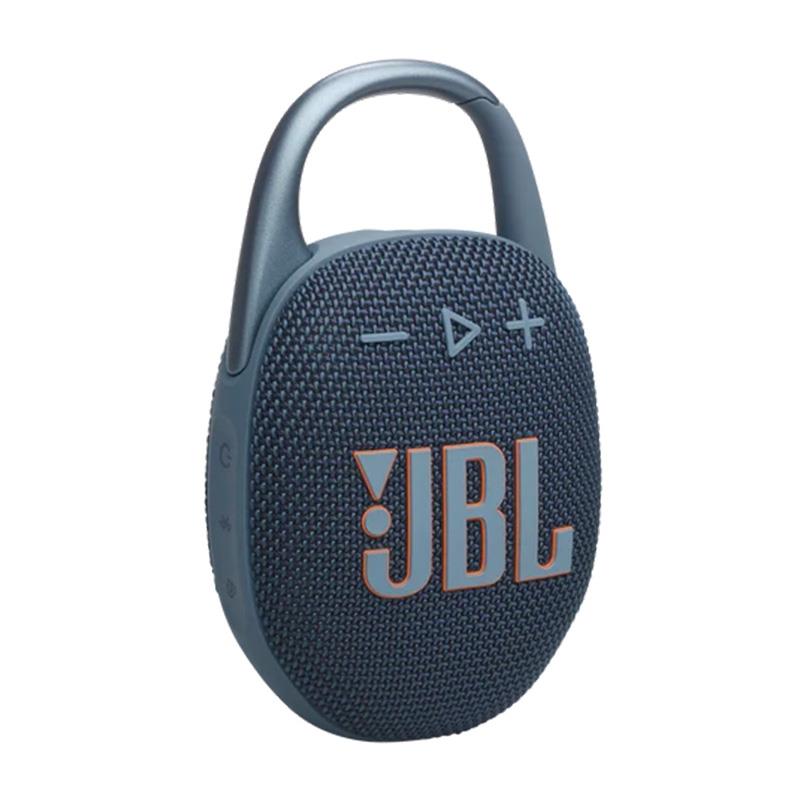 ■商品紹介【製品の特長】ウルトラポータブルなBluetoothスピーカーJBL CLIP 5 は、片手で持ち運べるほど小型ですが、サイズに騙されてはいけません。間口の広いカラビナ構造で、何にでもクリップできます。強力なドライバーとパッシブラジエーターが、より大きく奥行きのあるJBLプロサウンドとパンチの効いた低音を実現します。1回の充電で最大12時間の連続再生が可能。プレイタイムブーストをオンにすればさらに長時間の再生も可能です。IP67規格の防水・防塵性能を備えており、ハイキングやキャンプにも最適です。2台のCLIP 5をペアリングすることでステレオ再生に対応。また、複数のJBL Auracast対応スピーカーと接続することで、さらにスケールの大きなサウンドを楽しむことも可能です。豊富なカラー展開から、気分にぴったりの1台がが見つかるはずです。CLIP 5があれば、毎日がもっとエキサイティングになります。●ウルトラポータブルJBLプロサウンド小さいサイズに騙されないで。JBL CLIP 5は、パワフルなJBLプロサウンドとパンチの効いた低音で、本格的な音楽の迫力をお届けします。小さなスピーカーからは想像できないほどの力強いJBLプロサウンドが鳴り響きます。●さらに改良されたカラビナ完全一体型のカラビナは開きやすいように再設計されており、さらに使い勝手が良くなっています。CLIP 5はバックパックからベルトループまで、あらゆるアイテムに取り付けて、音楽をいつでもどこでも持ち運びできます。●12時間再生だけでなく、プレイタイムブーストモードをオンにすればさらに3時間再生することが可能です。バッテリー残量は心配ご無用。1回の充電で最大12時間再生可能。プレイタイムブーストをタップすれば再生時間がさらに最大3時間延長されます。パフォーマンスを調整して最適化し、より大音量で鮮明なサウンドを実現します。●防水・防塵対応JBL CLIP 5はIP67規格の防水・防塵対応により、プールサイドでのパーティや海辺のピクニックなど、さまざまな場面でお使いいただけます。*充電は必ず端子が乾いた状態で行ってください。故障や火災の原因となります。●JBL PortableアプリJBL Portableアプリを使用して、製品のアップデート、サポート情報へのアクセス、各種機能のロック解除のすべてをスマートフォンから直接行うことができます。複数のEQプリセットオプションでサウンドを調整することもできます。すべてカスタマイズ可能なイコライザで高音、中音、低音を調整。自分にぴったりのサウンドに。●リサイクル素材を採用JBL CLIP 5には、スピーカーグリルに再生プラスチックと再生ファブリックが使用されています。また、パッケージはFSC認証紙を使用し、環境負荷の低いソイインクで印刷されています。●Auracastによるマルチスピーカー接続もっとスケールの大きなJBLプロサウンドを楽しみたい？ 2台のCLIP 5を使用してステレオ再生が可能です。また、さらに複数のJBL Auracast対応スピーカーをワイヤレス接続すれば、もっとスケールの大きなサウンドが実現します。●鮮やかなカラーバリエーション最新のストリートファッションとライフスタイルトレンドにインスパイアされた独特なカラー展開。全く新しい色調と配色でデザインしました。【製品の仕様】仕様一覧出力 (W)7オーディオ仕様再生周波数帯域95 Hz - 20 kHzサイズ寸法（幅×高さ×奥行き）（cm）8.6 x 13.5 x 4.6寸法（幅×高さ×奥行き）（in）3.4 x 5.3 x 1.8本体重量(kg)0.285本体重量(lbs)0.628コントロール及び接続仕様Bluetoothトランスミッタ周波数帯域2400MHz - 2483.5 MHzBluetooth プロファイルA2DP 1.4， AVRCP 1.6Bluetooth送信機の変調GFSK， π/4 DQPSK， 8DPSKBluetoothトランスミッター電源10dBm (EIRP)Bluetooth バージョン5.3バッテリー充電時間(hrs)3最大再生時間15特徴防塵有IPX定格IP67マルチポイント機能有Wireless有防滴有充電ケーブル有防水対応有Auracast対応有充電可能バッテリ有Bluetooth有■同梱物JBL CLIP 5 ×1USB Type A to Cケーブル (30cm) ×1クイックスタートガイド × 1保証書/安全シート × 1※ご購入いただいた製品を長く安心してご利用いただくため、 JBL国内サイトでの製品登録（無料）をおすすめしています。※詳細な製品仕様はメーカーサイトをご確認お願い致します。※ご使用前にご利用環境や動作状況などを予めご確認の上、ご購入をお願い致します。※商品の仕様、価格並びに付属品などは予告なく変更することがあります。#ジェービーエル #ジェイビーエル検索キーワード：イケベカテゴリ_レコーディング_モニタースピーカー_モニタースピーカー_JBL_新品 SW_JBL_新品 JAN:4968929221325 登録日:2026/06/10 モニタースピーカー スタジオモニター