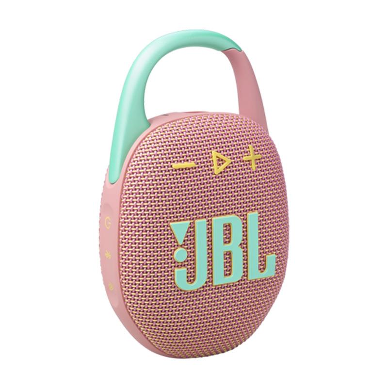 ■商品紹介【製品の特長】ウルトラポータブルなBluetoothスピーカーJBL CLIP 5 は、片手で持ち運べるほど小型ですが、サイズに騙されてはいけません。間口の広いカラビナ構造で、何にでもクリップできます。強力なドライバーとパッシブラジエーターが、より大きく奥行きのあるJBLプロサウンドとパンチの効いた低音を実現します。1回の充電で最大12時間の連続再生が可能。プレイタイムブーストをオンにすればさらに長時間の再生も可能です。IP67規格の防水・防塵性能を備えており、ハイキングやキャンプにも最適です。2台のCLIP 5をペアリングすることでステレオ再生に対応。また、複数のJBL Auracast対応スピーカーと接続することで、さらにスケールの大きなサウンドを楽しむことも可能です。豊富なカラー展開から、気分にぴったりの1台がが見つかるはずです。CLIP 5があれば、毎日がもっとエキサイティングになります。●ウルトラポータブルJBLプロサウンド小さいサイズに騙されないで。JBL CLIP 5は、パワフルなJBLプロサウンドとパンチの効いた低音で、本格的な音楽の迫力をお届けします。小さなスピーカーからは想像できないほどの力強いJBLプロサウンドが鳴り響きます。●さらに改良されたカラビナ完全一体型のカラビナは開きやすいように再設計されており、さらに使い勝手が良くなっています。CLIP 5はバックパックからベルトループまで、あらゆるアイテムに取り付けて、音楽をいつでもどこでも持ち運びできます。●12時間再生だけでなく、プレイタイムブーストモードをオンにすればさらに3時間再生することが可能です。バッテリー残量は心配ご無用。1回の充電で最大12時間再生可能。プレイタイムブーストをタップすれば再生時間がさらに最大3時間延長されます。パフォーマンスを調整して最適化し、より大音量で鮮明なサウンドを実現します。●防水・防塵対応JBL CLIP 5はIP67規格の防水・防塵対応により、プールサイドでのパーティや海辺のピクニックなど、さまざまな場面でお使いいただけます。*充電は必ず端子が乾いた状態で行ってください。故障や火災の原因となります。●JBL PortableアプリJBL Portableアプリを使用して、製品のアップデート、サポート情報へのアクセス、各種機能のロック解除のすべてをスマートフォンから直接行うことができます。複数のEQプリセットオプションでサウンドを調整することもできます。すべてカスタマイズ可能なイコライザで高音、中音、低音を調整。自分にぴったりのサウンドに。●リサイクル素材を採用JBL CLIP 5には、スピーカーグリルに再生プラスチックと再生ファブリックが使用されています。また、パッケージはFSC認証紙を使用し、環境負荷の低いソイインクで印刷されています。●Auracastによるマルチスピーカー接続もっとスケールの大きなJBLプロサウンドを楽しみたい？ 2台のCLIP 5を使用してステレオ再生が可能です。また、さらに複数のJBL Auracast対応スピーカーをワイヤレス接続すれば、もっとスケールの大きなサウンドが実現します。●鮮やかなカラーバリエーション最新のストリートファッションとライフスタイルトレンドにインスパイアされた独特なカラー展開。全く新しい色調と配色でデザインしました。【製品の仕様】仕様一覧出力 (W)7オーディオ仕様再生周波数帯域95 Hz - 20 kHzサイズ寸法（幅×高さ×奥行き）（cm）8.6 x 13.5 x 4.6寸法（幅×高さ×奥行き）（in）3.4 x 5.3 x 1.8本体重量(kg)0.285本体重量(lbs)0.628コントロール及び接続仕様Bluetoothトランスミッタ周波数帯域2400MHz - 2483.5 MHzBluetooth プロファイルA2DP 1.4， AVRCP 1.6Bluetooth送信機の変調GFSK， π/4 DQPSK， 8DPSKBluetoothトランスミッター電源10dBm (EIRP)Bluetooth バージョン5.3バッテリー充電時間(hrs)3最大再生時間15特徴防塵有IPX定格IP67マルチポイント機能有Wireless有防滴有充電ケーブル有防水対応有Auracast対応有充電可能バッテリ有Bluetooth有■同梱物JBL CLIP 5 ×1USB Type A to Cケーブル (30cm) ×1クイックスタートガイド × 1保証書/安全シート × 1※ご購入いただいた製品を長く安心してご利用いただくため、 JBL国内サイトでの製品登録（無料）をおすすめしています。※詳細な製品仕様はメーカーサイトをご確認お願い致します。※ご使用前にご利用環境や動作状況などを予めご確認の上、ご購入をお願い致します。※商品の仕様、価格並びに付属品などは予告なく変更することがあります。#ジェービーエル #ジェイビーエル検索キーワード：イケベカテゴリ_レコーディング_モニタースピーカー_モニタースピーカー_JBL_新品 SW_JBL_新品 JAN:4968929221370 登録日:2026/06/10 モニタースピーカー スタジオモニター