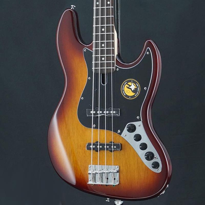 ■商品紹介Sireエレキベースの2nd Generationシリーズの中古が入荷！クリアで温かみのあるインドネシアのマホガニーボディ、ネックはカナダ産のハードメープルネックを採用。さまざまなスタイルの音楽をカバーするためにプリアンプは18V駆動のアクティブを採用、3バンドEQコントロールに加え、パッシブトーンやミドルの周波数切り替えまで搭載しております。僅かな擦り傷、打痕、指板エンドに欠けがございますが、演奏上問題無くお使いいただけます。メーカーにて再セットアップを行っており、トラスロッドの余裕もありネックコンディションも良好です。Weight≒4.36kg付属品：純正ギグケース、ピックアップフェンス検索キーワード：イケベカテゴリ_ベース_エレキベース_JBタイプ_Sire_ユーズド SW_Sire_ユーズド JAN:4995930234587 登録日:2025/08/11 エレキベース