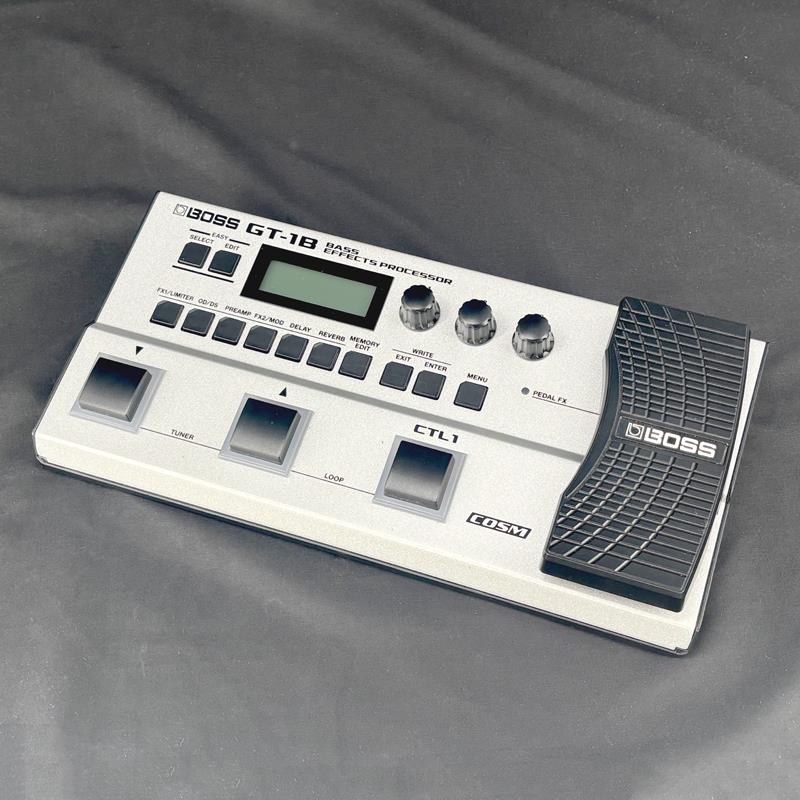 ■商品紹介BOSSのマルチエフェクター「 GT-1B 」の中古品が入荷！本機は高品位で多彩なサウンド・メイキングを実現するフラッグシップ・クラスのエフェクト・エンジンを、軽くてコンパクトな筐体に凝縮したベース用マルチ・エフェクターです。進化し続けるCOSM 技術により磨き上げられたアンプと、ヴィンテージから最先端の独自技術MDP を使用したエフェクトまで幅広く搭載。自宅での練習からストリート、スタジオ、ステージまであらゆる場所へ、プロフェッショナル・レベルのサウンドを誰でも手軽に持ち運ぶことができます。シンプルで直感的な操作に加え、音色を素早く選ぶことができる「EASY SELECT」、音色を簡単にエディットできる「EASY EDIT」機能を搭載。さらに、Webサイト「BOSS TONE CENTRAL」にアクセスすれば、プロ・ベーシストによりセットアップされたバラエティ豊かな即戦力パッチを無償でダウンロード可能です。使用感程度の細かな擦り傷や汚れはございますが、動作は問題無くお使いいただけます。付属品：ソフトカバー保証：保証無し現状販売検索キーワード：イケベカテゴリ_エフェクター_ベース用エフェクター_ベース用マルチエフェクター_BOSS_ユーズド SW_BOSS_ユーズド JAN:2500080835861 登録日:2026/02/12 エフェクター マルチエフェクター ボス