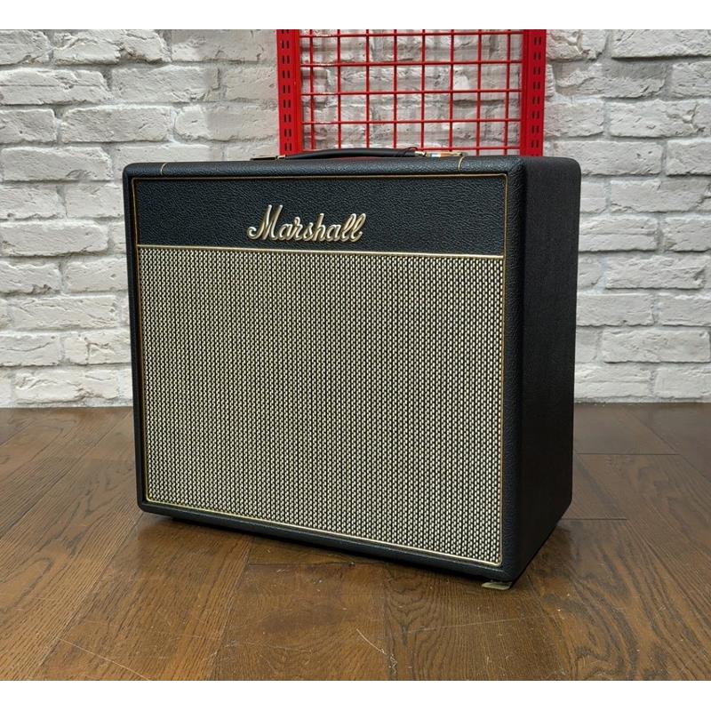 ■商品紹介【アウトレット品大放出！】メーカー保証付きアウトレット！1台限りの超お買い得品です！！Studioシリーズは、歴代マーシャルアンプの中でも圧倒的な人気を誇る往年の名機の操作性とサウンドを忠実に継承し、現代のニーズに適した20Wクラスへと小型化した、イギリス製真空管ギターアンプです。こちらは1959スタイルの「Studio Vintage」1 × 10 Celestion V-Type スピーカー搭載のコンボアンプアンプの出力レベルは20W/5Wで切り替え可能ですので、ホームユースや小規模なギグから大音量を必要としないステージパフォーマンスまで幅広く、使用環境に適した音量で真空管アンプの特性を引き出したサウンドをお楽しみいただけます。人気のビンテージスタイルの真空管アンプが非常に使い勝手良くなっています。■仕様詳細【Studio Vintage SV20C】■出力（RMS）20W / 5W■真空管：3 × ECC83 / 2 × EL34■チャンネル 1：ハイ・トレブル / 2：ノーマル■コントロールラウドネス1、ラウドネス2、トレブル、ミドル、ベース、プレゼンス （※）■スピーカー1 × 10 Celestion V-Type■入出力1/4ハイ・トレブル高感度入力、1/4ハイ・トレブル低感度入力1/4ノーマル高感度入力、1/4ノーマル低感度入力1/4FXセンド出力、1/4FXリターン入力、1/4DI出力1/4スピーカー出力 × 5 (16Ω×1、8Ω×2、4Ω×2)■本体寸法 (mm)H：460 W：500 D：245■重量 (kg) 約15.85検索キーワード：イケベカテゴリ_ギターアンプ・ベースアンプ_ギターアンプ_コンボ_チューブ_Marshall_Studio Series_アウトレット SW_Marshall_アウトレット JAN:2500070866318 登録日:2026/03/31 ギターアンプ マーシャル