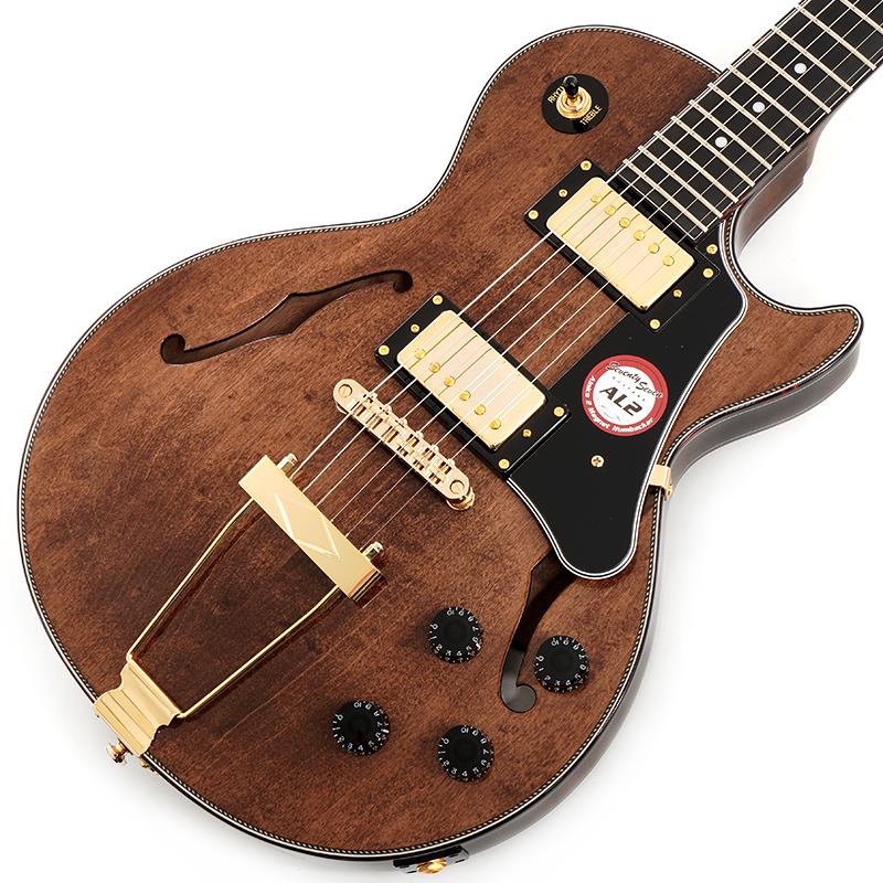 ■商品紹介Deviser One Day Guitar Show 2025 選定品◆STORKモデルがJapan Tune-upシリーズに登場シングルカットボディのセミアコースティックモデルSTORKがJapan Tune-upシリーズより登場。Aska-Madeのラインナップでは需要に対して生産が追い付かず長らく生産休止状態となっていましたが、多くのユーザー様からの声にお応えし、Japan Tune-upシリーズにて新たなスタートを迎えました。特徴的なチャンバード構造はもちろん、JAZZギターらしさの詰まったデザインを踏襲しています。◆メイプルトップ×オクメボディボディトップにはプレーンメイプルを採用し、バック材にはマホガ二ーに似た音響特性で知られるアフリカ原産のオクメ材が使用されています。セミアコースティックモデルながらエレキギターに求められる芯のあるサウンドも持ち、Jazz以外のジャンルにも対応可能です。◆豊かな鳴りを生み出すチャンバード構造飛鳥工場製モデルの内部構造を踏襲したチャンバードボディを採用。センターブロックを残したセミホロウ構造でありながら、可能な限り広くくり抜く設計により、豊かな生鳴りと本体重量の軽量化を実現しています。◆木材の個性を伝えるカラーラインナップメイプル材の木目を生かしたシースルーカラーのフィニッシュを採用。末永くご愛用いただくために、Japan Tune-upシリーズの特徴であるプレイアビリティの面だけでなく、傍に置いておきたくなるような木の温かみを感じられるカラーをラインナップしています。◆ミカルタ指板指板にはエボニーにも近い見た目の樹脂素材を原料とした人工材、ミカルタを採用しています。優れた耐久性をもち、一般的によく用いられる木材の指板材に比べてメンテナンスも容易です。◆アルニコ2オリジナルピックアップアルニコ2マグネットを採用したSeventySevenオリジナルピックアップ、 「SeventySeven AL2」を搭載。クリーントーンではきらびやかな鈴鳴り感を表現しつつも耳に痛くない暖かさを併せ持ち、ドライブをかけると歯切れの良いエッジの効いたクランチサウンドを出力します。プレイヤーの創造力を膨らませて豊かな演奏表現を生み出します。◆Klusonペグ標準搭載ペグには滑らかなつまみの回転と安定性を持ったKlusonブランドのペグを採用。チューニング時のストレスを減らし、演奏に集中することができます。【SeventySeven Guitars Japan Tune-upシリーズ】「SeventySeven Japan Tune-Upシリーズ」では、1977年のヘッドウェイ工場設立から40年以上の経験の中で培ったギター作りのノウハウに基づき、プレイヤーが豊かな音楽表現を生み出す力になるべく、ネックやフレットといった演奏性にダイレクトに関わってくる部分を細部にわたって調整し、工場出荷時の段階からプレイヤーの手になじむように細心の注意を払ってセットアップしております。是非手に取ってその演奏性、サウンドをお確かめください。◆日本工房による確かなセットアッププロギタリストは買ったギターをそのまま使わず、まずは信頼出来るリペアマンに預け好みのセッティングに調整してからステージに立つと聞きます。ギターに親しんだベテランは自分のギターのナットを自分で削り、好みの弾き心地になるまで手を加えます。確かなセットアップが施されていることは良い演奏をする上での大前提であり、SeventySeven Japan Tune-Up seriesでは、工場出荷時の段階からミュージシャンの即戦力となるように丁寧なセットアップが施されております。◆押さえやすい弦高調整ギターの弾きやすさに大きく関わってくるのが弦高です。弦の押さえやすさを重視した適正弦高に1本1本丁寧に調整しています。◆フレットエッジの丸め加工番手の違うサンドペーパーやスチールウールなどを使い分け、各フレットのエッジ部分に丁寧に丸みを付けることにより、左手の移動が滑らかになりました。ハイフレットまで滑るように移動が可能です。◆付属専用ハードケースSeventySevenロゴの入った専用ハードケース。大切な楽器をしっかりと保護します。S/N SS25429Weight≒3.18kg■仕様詳細SpecificationBody Top: MapleBody: Okoume (Chambered)Neck: MapleFingerboard: MicartaNut: BoneBridge: ABR-1 TypeMachineheads: Kluson KTS90SLNFret: Nickel SilverPickups: SeventySeven AL2Controls: 2Vol， 2Tone， Toggle SWScale: 628mm(24.75inch)Width at Nut: 43mmFingerboard Radius: 305RStrings: Elixir NANOWEB Light(.010-.046)Finish: Urethane UV CoatingAccessories: ハードケース、六角レンチ、保証書検索キーワード：イケベカテゴリ_エレキギター_セミアコ_Seventy Seven_新品 SW_Seventy Seven_新品 JAN:4571470408611 登録日:2026/03/19 エレキギター