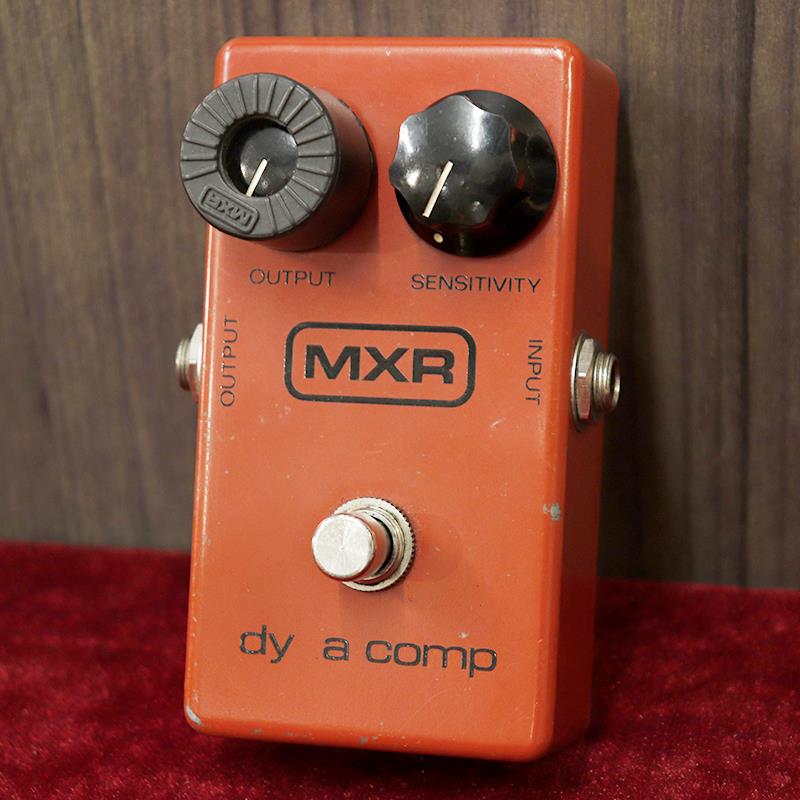 ■商品紹介MXRの大ベストセラーペダルのひとつ『Dyna Comp（ダイナコンプ）』です。シンプルな2つのコントロールで直感的な音作りを楽しめるコンプレッションペダルです。こちらはブロック体のブランドロゴ、1980年頃出荷の1台です。筐体に若干のキズ、モデル名プリントのかすれがみられますが、年式を考えると比較的きれいなコンディションといえるでしょう。サウンドの核となるOTAはオペアンプ、ナショナルセミコンダクター製LM3080Nをしっかりとキープ。パーツ保護および絶縁用のスポンジは経年変化で崩壊のため交換済みです。強いピッキングをコンプレッションしつつトレブルの音像は損なわず、且つあたたかみのあるトーンはヴィンテージDynaCompならではの魅力ですね。交換パーツ：バックパネル止めねじ2つ付属品：箱-------Heartman Vintage Guitarsは池部楽器店のヴィンテージ・ギター＆ベースの専門店です-------検索キーワード：イケベカテゴリ_エフェクター_ギター用エフェクター_ダイナミクス系_コンプ・リミッター_MXR_Compressor_ユーズド SW_MXR_ユーズド JAN:2500070876331 登録日:2026/06/22 エフェクター コンパクトエフェクター ストンプボックス