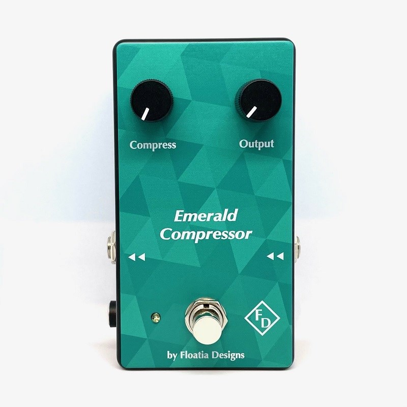 ■商品紹介Emerald Compressorはシンプルな操作性に特化したペダル・コンプレッサーです。Emerald Compressorは大好評のうちに生産終了したRisa Compressor直系のオプト・コンプレッサーで、直感的な操作性と高品質でローノイズなサウンドとプレイヤーの現場に必要な要素をすべて兼ね備えています。アタックやリリースなどの従来のパラメータは最適化された値にプリセットされているので、コンプレッサーの専門的な知識がなくても迷うことはありません。左のノブでコンプレッションする閾値を決め、右のノブで出力レベルを調整するだけで、直感的にセッティングが決まるのが最大の特徴です。コンプレッション回路は古典的なCdSフォトカプラを使用した光学式。一般的に光学タイプは柔らかく自然なカーブのコンプレッションというのが定説ですが、本機はリリースタイムが早いフォトカプラを選別して採用しており、反応は非常に早くハードなプレーにも問題なく対応します。ピチカート・ピック・スラップと奏法を選びません。Compressが最小の状態では完全なバッファーアンプとなり、入力された信号はそのまま出力されます。敢えてコンプレッションが掛からない状態でクリーン・ブースター的な活用も可能です。オプション機能として、筐体内部のトリマーで出力アンプのゲインを変更できます。ゲインを上げるとサチュレーション的な歪みをより多く加えることができます。プロオーディオに精通したFloatia Designsがプロデュースする『ありそうでなかったコンプレッサー』を是非お試しください。■仕様詳細コントロール：Compress， Output， Out-Gain（筐体内）サイズ：122 x 67 x 40mm（突起部除く）電源規格：DC+9〜18V、50mA以上、センターマイナスバッテリー駆動不可、DPSU-24対応（要極性変換）検索キーワード：イケベカテゴリ_エフェクター_ベース用エフェクター_ベース用コンプレッサー・リミッター_Floatia Designs_新品 SW_Floatia Designs_新品 JAN:2500080010701 登録日:2023/10/26 エフェクター コンパクトエフェクター ストンプボックス フローティア・デザインズ フローティアデザイン フローティア フロアチア フロアティア