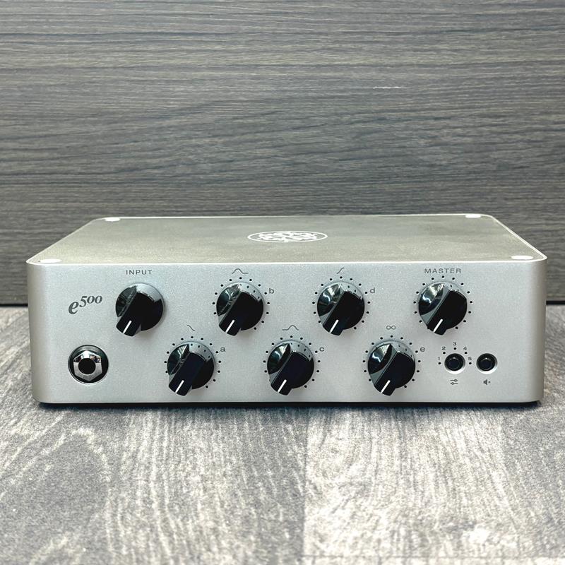 ■商品紹介専用アプリで様々なエフェクトを組み合わせることが出来るクリーンチャンネルのみのDarkglassベースアンプヘッドExponent 500は、Darkglass Suiteとのコンビネーションで一度接続すればマルチエフェクトになり、ベーシストが必要とするすべてのコンポーネントを備えた、完全にプログラム、プリセット可能なシグナルチェーンを備えた新しいコンセプトのアンプ。専用アプリで様々なエフェクト等を組み合わせることが可能でチューナー機能も搭載。これ1台で完結できるアンプです。細かなキズはございますが動作も良好です。付属品：箱、電源ケーブル保証：保証無し現状販売検索キーワード：イケベカテゴリ_ギターアンプ・ベースアンプ_ベースアンプ_ヘッド_Darkglass Electronics_ユーズド SW_Darkglass Electronics_ユーズド JAN:2500080867886 登録日:2026/04/26 ベースアンプ ベース用アンプ ダークグラス