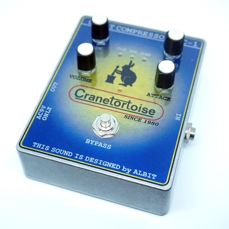 ■商品紹介1998年より、Cranetortoiseブランドにて発売された初代GC-1。フォトセルを採用し、スタジオ高級機材に匹敵するクオリティーを、そのままコンパクトエフェクターで再現したロングセラーモデルです。ハイグレードなスタジオ機材に匹敵するサウンドを醸し出します。手造りの自社製フォトセルを使用。コンプレッサーに最適な光素子を採用しています。この光素子は楽器の強弱を、光の強弱に変換し、ボリュームを可変させた様な、コンプレッション効果を再現します。細かな擦り傷等使用感はございますが動作は問題無くお使いいただけます。付属品：箱、専用電源アダプター保証：保証無し現状販売検索キーワード：イケベカテゴリ_エフェクター_ベース用エフェクター_ベース用コンプレッサー・リミッター_ALBIT_ユーズド SW_ALBIT_ユーズド JAN:2500080856026 登録日:2026/03/19 エフェクター コンパクトエフェクター ストンプボックス アルビット