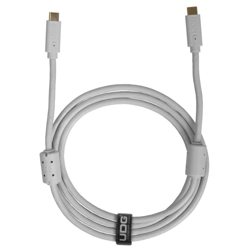 ■商品紹介★C to Cコネクタを採用したUDG製USBケーブル★UDG Ultimate Audio Cablesは、デジタルギアを使いこなすDJや音楽クリエイターのためのカラフルなUSBケーブルシリーズです。この合理化されたデザインのUSB 3.2 ケーブルは、DJやプロデューサーのパフォーマンスを最大限に高めるのに役立ち、USBオーディオが必要な環境での使用に最適です。オーディオインターフェイス、USBマイク、楽器、またはほとんどのコンピューター周辺機器とPC接続に対応します。また、古いUSB バージョンのデバイスを使用する場合も、このケーブルには下位互換性があるため引き続き接続可能です。UDG Ultimate Cablesは、金メッキのコネクター、ノイズを除去する2つのフェライトチョーク、優れた柔軟なPVCケーブル構造で構成され、プロフェッショナルなパフォーマンスを提供します。ケーブル端にはUDGブランドのロゴが入っており、ベルクロケーブルストラップが付属します。■対応機種DJコントローラー、オーディオインターフェイスやその他USB機器、外付けハードドライブなど。■主な仕様USB3.2 C-Male to C-Maleケーブル長さ 1.5m重量 0.10　kg素材 PVC + 金属最適な信号を提供する耐腐食性の金メッキコネクタで構築2つのフェライトチョーク: 両方向のノイズを除去します収納に便利なUDGベルクロストラップが付属高品質マルチシールドPVC USBケーブル人間工学に基づいたUDG デザイン※店頭、または通信販売にて売却後、敏速な削除は心掛けておりますが、web上から削除をする際どうしてもタイムラグが発生してしまいます。万が一商品が売切れてしまう場合もございますので予めご了承ください。検索キーワード：イケベカテゴリ_DJ機器_DJアクセサリー_ケーブル類_UDG_新品 SW_UDG_新品 JAN:8720908560667 登録日:2024/03/16 DTMアクセサリ