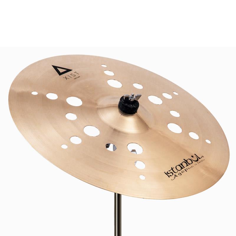 ■商品紹介-Xist Series-80％の銅と20％の錫を含んだ合金を使用したモデルです。従来の伝統的なシンバル製法と最新のテクノロジーを結合することで、低コストながらあらゆるドラマーのニーズに応える汎用性の高いサウンドを実現しました。-Xist ION Crash-明るい高域と落ち着きのあるトーンのバランスに優れたXist Crashに、穴あけ加工とブリリアント・フィニッシュを施しています。対称的に配置された幾何学的な穴の効果によってサウンドにトラッシーな成分が加味され、開放的で荒々しいクラッシュサウンドと素早い減衰をもたらします。他のシンバルと組み合わせてスタック(重ね)シンバルとしても効果的なモデルです。サイズ：16インチ※画像はイメージです。シンバルスタンドは付属致しません。検索キーワード：イケベカテゴリ_ドラム_シンバル_クラッシュ_Istanbul／Agop_新品 SW_Istanbul／Agop_新品 JAN:4560287441348 登録日:2026/02/26 シンバル イスタンブール アゴップ