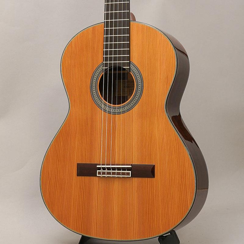 ■商品紹介K.Yairi Nylon Series日本が世界に誇る、国産アコースティックの老舗「K.ヤイリ」。メイド・イン・ジャパンを、岐阜県可児市の工房から」をかかげ、そのクラフトマンスピリッツを30人ほどの少数精鋭の手工生産のスタイルを1970年代から守ってきた日本のブランドK.YAIRI。カスタムモデルから価格を抑えたモデルまで幅広くラインアップをておりますが、全て日本製というこだわりは、日本は勿論のこと世界でも人気があり、全世界にファンがいるブランドです。ナイロン・シリーズはこのクラスで最高峰といっても過言ではないであろう、Kヤイリの粋を究めたガットギターです。こちら「YC-12」は、オーソドックスな12Fジョイントのクラシックボディに、単板シダートップに単板ローズウッドサイドバック、マホガニーネック、エボニー指板という材料構成となっております。ヤイリらしい柔らかく豊潤なトーンが特徴。低音域から高音域まで深く美しい音色で、本格的なガットギターサウンドを奏でることができます。50mmのナット幅に薄めのCシェイプネックが採用されており、ナイロン弦に慣れていない方でも弾きやすい仕様です。※画像はサンプルです。製品の特性上、杢目・色合いは1本1本異なります。■仕様詳細TOP: Solid CedarBACK/SIDE: Solid RosewoodNECK: MahoganyFINGER BOARD: EbonyBRIDGE: Rosewoodナット幅: 50mmスケール(弦長): 650mm全長: 995mmボディ巾: 375mmハードケース付き検索キーワード：イケベカテゴリ_アコースティック・エレアコギター_クラシックギター_K.Yairi_新品 SW_K.Yairi_新品 JAN:4580393203357 登録日:2025/11/20 アコースティックギター アコギ ヤイリ Kヤイリ ヤイリギター