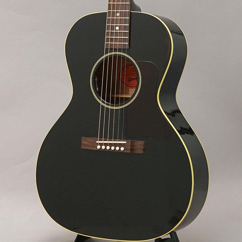 ■商品紹介新しいOriginal Acoustic CollectionのL-00！2020年よりラインアップを一新したGibsonアコースティックで、トラディショナルなスタイルのレギュラーラインナップであるOriginal Acoustic Collection、その中でも小柄で渋い風合いのL-00！ギブソンアコースティックのフラットトップ黎明期では小柄なモデルから始まっており、現在有名なJ-45やスーパージャンボ等のモデル達とは違う素朴で味わい深いモデルが多くあります。そんなギブソンのスモールボディーの中でも有名なモデルがL-00で、このモデルも年式によって様々なスタイルが有りますが、ヴィンテージ風のルックスの中に現代風の扱い易さを持ったオリジナル・アコースティック・コレクションのモデルがこのL-00 Originalです。小柄で少し下膨れな独特なL-00のボディーシェイプで、シトカ・スプルーストップ、マホガニーサイド＆バック、マホガニーネック、ローズウッド指板＆ブリッジと、ギブソンでは定番的なウッドマテリアルになっております。L.R.Baggs社製のピエゾピックアップ「Element VTC」が搭載されており、ライブにレコーディングに幅広く使える1本です。現行ギブソンのレギュラーモデルらしく、トラディショナルなスタイルを継承しつつも現代のミュージックシーンにマッチした扱い易さを兼ね備えた実用性も高いモデルとなっております。■仕様詳細Shape : L-00Back & Sides : MahoganyTop : Sitka spruceBinding : Single-ply top， single-ply backNeck : MahoganyProfile : Slim TaperNut width : 1.725 / 43.81mmFingerboard : RosewoodScale length : 24.75 / 628.65mmNumber of frets : 19Nut : BoneInlay : Mother-of-pearl DotsBridge : Rectangle， closed slotTuners : Golden Agepickup : LR Baggs VTCControls : Volume and Tone controls純正ハードケース付属検索キーワード：イケベカテゴリ_アコースティック・エレアコギター_エレアコギター_Gibson_Small Body_新品 SW_Gibson_新品 JAN:4580568415677 登録日:2026/02/26 エレアコ ギブソン ぎぶそん