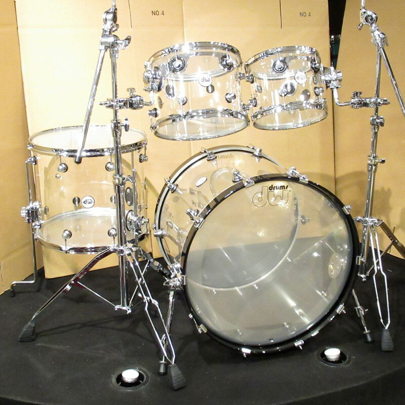 ■商品紹介＜Design Series Acrylic 4pc Drum Kit＞クリア・透明な、5mmという厚みの継ぎ目の無い、シームレス・アクリル・シェルをフィーチャーし、パワフルなサウンドと豊かなシェル鳴りを創出。さらに、ウッド・シェルと違い、気候による変化を受けない安定したサウンドを獲得。サイズはdw推奨の、それぞれのドラムの鳴りを重視した深さを設定した、「F.A.S.T. [Fundamentally Accurate-Sized Toms] （ファスト・サイズ）」を採用。ドラムセットとしてのまとまりを保ちながら、それぞれのドラムらしい鳴りを提供しております。そして、dwの特徴をたっぷりと盛り込んだ、ハードウェア〜STM（サスペンション・タム・マウント）、True-Pitch Tuning（トゥルー・ピッチ・チューニング・テンションボルト）、DW Heads by Remo（レモ社製・dwヘッド）を装備しております。＜セット内容＞Bass Drum 22×18Floor Tom 16×14Tom Tom 12×9Tom Tom 10×8Single Tom Clamp (SM991) ×2＜スペック＞シェル：5mm Seamless Acrylicカラー：Clear Acrylicフープ：Bass Drum Wood with Black Finish / Tom Tom & Floor Tom 2.3mm Steel Hoopsタム・マウント：STM (Suspension Tom Mounts)ヘッド：DW Heads by REMO付属品：バスドラムミュート（DSCPBDP2W）※店頭にて試打を解禁しております為、細かい傷やヘッドへの打痕などが発生する場合がございます。予めご了承ください。※セッティングに使用しているシンバルスタンドは付属しません。■仕様詳細0647139634012/0647139634029/0647139108216検索キーワード：イケベカテゴリ_ドラム_ドラムセット_dw_新品 SW_dw_新品 JAN:0647139634012 登録日:2024/03/03 ドラムセット ドラムキット