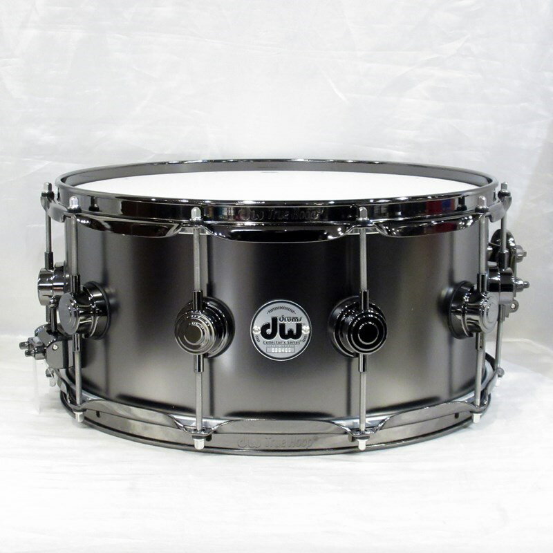 ■商品紹介＜Satin Black Over Brass Snare＞仕様は現行のBlack Nickel over Brassスネアと同じ1mmのブラスシェルで、仕上げがマットブラックになっています。メタルスネアらしい明るさとキレを持ち、幅広いスタイルやジャンルにマッチします。ハードウェアには、プレスフープのオープンな鳴りを確保しながら鋭いアタックも得られる 3mm厚の「True Hoop」、磁力によってスイッチを固定する「MAG Throw Off」、ワンタッチでスナッピーのテンションを 5段階調整できる「5P Butt Plate」を装備。また、従来のTrue-Pitch テンションロッドよりさらに目を細かくすることでより繊細なチューニングを可能にする「True Pitch 50」など、機能面にも DW 独自のアイデアが盛り込まれています。＜スペック＞サイズ：14×6.5シェル：1mm Brassフィニッシュ：Satin Black Finishフープ：True Hoop 10-holeストレイナー：MAG Throw Offバット：5P Butt Plateテンションボルト：True Pitch 50パーツカラー：Black Nickel付属品：ソフトケース検索キーワード：イケベカテゴリ_ドラム_スネアドラム_dw_新品 SW_dw_新品 JAN:0647139601205 登録日:2024/03/03 スネア スネアドラム