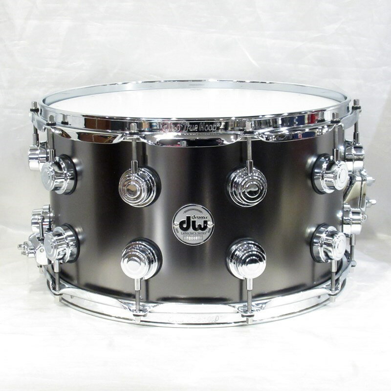 ■商品紹介＜Satin Black Over Brass Snare＞仕様は現行のBlack Nickel over Brassスネアと同じ1mmのブラスシェルで、仕上げがマットブラックになっています。メタルスネアらしい明るさとキレを持ち、幅広いスタイルやジャンルにマッチします。ハードウェアには、プレスフープのオープンな鳴りを確保しながら鋭いアタックも得られる 3mm厚の「True Hoop」、磁力によってスイッチを固定する「MAG Throw Off」、ワンタッチでスナッピーのテンションを 5段階調整できる「5P Butt Plate」を装備。また、従来のTrue-Pitch テンションロッドよりさらに目を細かくすることでより繊細なチューニングを可能にする「True Pitch 50」など、機能面にも DW 独自のアイデアが盛り込まれています。＜スペック＞サイズ：14×8シェル：1mm Brassフィニッシュ：Satin Black Finishフープ：True Hoop 10-holeストレイナー：MAG Throw Offバット：5P Butt Plateテンションボルト：True Pitch 50パーツカラー：Chrome付属品：ソフトケース検索キーワード：イケベカテゴリ_ドラム_スネアドラム_dw_新品 SW_dw_新品 JAN:0647139601212 登録日:2024/03/03 スネア スネアドラム