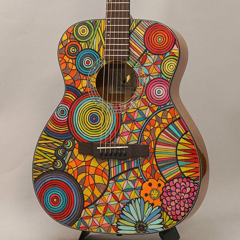 ■商品紹介アーティスト -フジキカオル- との限定コラボレーションモデル【Morris Guitars】国産メーカーとして長い歴史を持ち、レジェンドミュージシャンからアマチュアまで広くファンの多いモーリス。長野県の工場にて熟練した職人たちが作り上げるギターは驚異的なコストパフォーマンスを誇り、フォークスタイルからフィンガースタイルまで網羅する広いラインナップを展開しております。こちら「FE-ART HAPPINESS CIRCLE」は、前回のサウンドメッセで発表され、一瞬で完売となったARTシリーズの最新作！！アーティストフジキカオル氏との東京楽器博2025コラボレーションモデルとして、数量限定で製作された1本です。ベースモデルとなっているFE-91は、オーケストラサイズの抱えやすいボディに、アメリカンシダートップ、アフリカンマホガニーサイドバックを採用した、オール単板のハイコストパフォーマンスモデル。軽いタッチでもしっかりと鳴ってくれる丁寧な設計、ふくよかで柔らかい音色と、美しく伸びやかなサスティーンが魅力です。今回製作された本数は僅か4本！！その希少な4本のうち、当店の担当者がビビッときたものを楽器博にて選定させていただきました。お見逃しなく！！-------------------------------------フジキ カオル ?内なる世界を色とカタチにする?大阪生まれ。京都市立芸術大学卒業文化財修復・仏像制作などフリーランスで活動。20代後半よりフランスへ渡り、15年間滞在。「咲く花」をテーマに3Dクラフト作品を多数制作。2022年、突如「ギターに絵を描きたい」という衝動に駆られ、画用紙に向かっても描けなかった絵がギターには自然と描けた。そして「心の内にあるイメージがカタチになる時、世界が調和する」という感覚を得る。以降「見る人・弾く人・聴く人すべてがハッピーになれる」をテーマに制作を続け「サウンドメッセ」「東京楽器博」にペイントアートのギターを出品。現在、和歌山県龍神村のアトリエを拠点に創作活動中。当店入荷個体へのコメント「心の中がキラキラするような感覚の中で描きました。見る人も弾く人も聴く人もハッピーになれたらいいな。」■仕様詳細-SPEC-Body Profile：OrchestraTop：Solid American CedarTop Brace Pattern：Forward Shifted X-braceBack：Solid African MahoganySides：Solid African MahoganyBack Brace Pattern：Ladder-braceFingerboard：EbonyNut Width：43mmNeck：MahoganyTuners：GOTOH/SE700-06M CScale Length：630mmNut：Graph Tech/TUSQSaddle：Graph Tech/TUSQBridge Pins：Graph Tech/TUSQBridge：RosewoodFinish：GlossColor：Natural - NATCase：MHB-4 Hardcase検索キーワード：イケベカテゴリ_アコースティック・エレアコギター_アコースティックギター_MORRIS_新品 SW_MORRIS_新品 JAN:4949748127197 登録日:2025/11/20 アコースティックギター アコギ モーリス