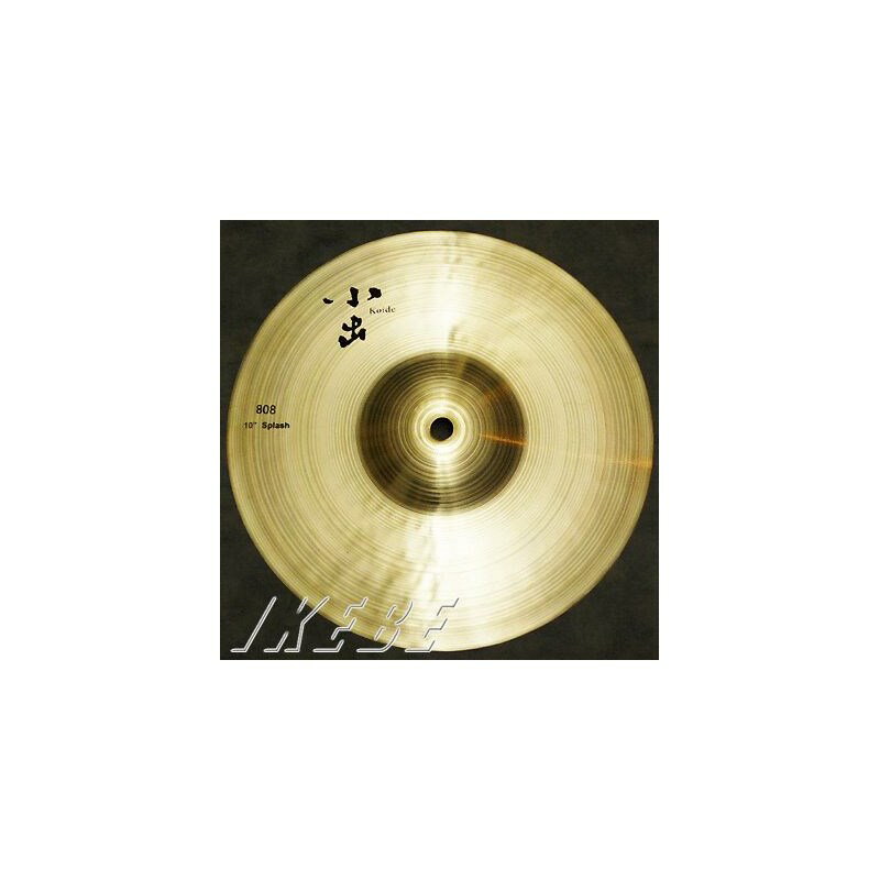 ■商品紹介【日本で唯一のシンバルメーカー「小出 Koide」】＜小出 Koide＞日本ならではの金属加工技術と経験。小出シンバルは長年培ってきた技術や経験をもとに製造する、国内唯一のシンバルメーカーです。奥行きのある響き、やわらかな響き、幅広い響き・・・クオリティの高い響きを常に追求し、奥深いシンバルのサウンドを創り出しています。＜808 Series＞609シリーズと同じアロイを使用し、新開発されたハンマリングとレイジングを施し、柔らかく倍音豊かな、落ち着いたサウンドに仕上げました。＜Splash＞歯切れの良いアタックと素早いプロジェクション。そのアクセント効果は抜群です。サイズ：10検索キーワード：イケベカテゴリ_ドラム_シンバル_スプラッシュ_小出 koide_新品 SW_小出 koide_新品 JAN:4560259042122 登録日:2009/09/29 シンバル コイデ