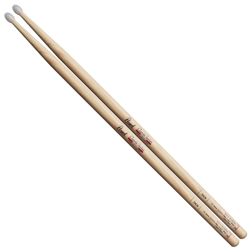 ■商品紹介7HC-N [Classic Series Nylon Tip / Hickory]＜Pearl Drum Sticks Classic Series Nylon Tips＞長年日本の代表的なスティックとしてロングセラーを続ける人気モデルにナイロンチップを採用。素材選びから始まり、長期間のシーズニングを経て1 本ずつ入念に加工されたスティックを最良のペアでマッチングしたドラムスティックです。＜Classic Series〜A legend and tradition〜 Nylon Tip / Hickory＞長年パールの代表的なスティックとしてロングセラーを続ける人気シリーズ。クリアー・ラッカー仕上げを採用したオリジナル・モデル。スティック材として最もポピュラーなヒッコリーを採用。7HC-Nは、非常に短く細いスティックで、ピアニッシモなどの細かなタッチを感じやすいため、小中学校の吹奏楽などにお勧め。＜スペック＞コンセプト：Slim Short Bodyサイズ：13mm x 397mm材質：ヒッコリーチップ：ナイロンチップ形状：Tear Dropフィニッシュ：クリアラッカー検索キーワード：イケベカテゴリ_ドラム_スティック_Pearl_新品 SW_Pearl_新品 JAN:4549312079053 登録日:2019/07/11 スティック ドラムスティック パール
