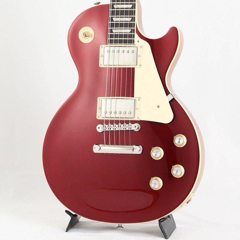 ■商品紹介指板サイドバインディング部全体に割れがあるため一本限りの大特価！Gibson Les Paul Standard '60s Custom Color SeriesCustom Color Seriesは、1960年代のギブソンのクラシカルなカスタムカラーと、近年のリミテッドランに採用された人気カラーからインスピレーションを得て誕生したモデルであり、ギブソンファンの皆様に、エキサイティングなカラーのレスポール・スタンダードをお届けします。ギブソンの定番モデル「レスポール・スタンダード」が入荷！コチラは、プレーンメイプルトップやスリムテーパーのネックシェイプを採用した60's仕様採用モデルです。ウエイトリリーフを施さないソリッドボディに、握りやすいスリムテーパーのネックをジョイント。キャビティはトラディショナルモデルと同様に、基盤を使わず配線されており、コンデンサーはオレンジドロップが使われております。サウンドの要であるピックアップには、60s Burstbuckerを搭載。芯のあるクリーントーンはもちろん、歪ませても骨太でバランスの良いドライブサウンドを奏でてくれます。ギブソン王道のロックサウンドを求めるギタリストには是非ともオススメの1本です。是非この機会をお見逃しなく！■仕様詳細Weight≒4.64kgBodyMaterial: MahoganyTop: Plain MapleWeight Relief: NoneBinding: Single-ply Top and FretboardNeckNeck: MahoganyProfile: Slim TaperNut width: 1.695 / 43.05mmFingerboard: Indian RosewoodScale length: 24.75 / 628.65mmNumber of frets: 22Nut: Graph TechInlay: Acrylic TrapezoidsHardwareBridge: ABR-1 Tune-O-MaticTailpiece: Aluminum Stop BarTuners:Grover Rotomatics w/ Kidney ButtonsPlating:NickelElectronicsNeck pickup: 60s BurstbuckerBridge pickup: 60s BurstbuckerControls:2 Volumes， 2 Tones & Toggle Switch (Hand-wired with Orange Drop Capacitors)ハードケース付属検索キーワード：イケベカテゴリ_エレキギター_レスポールタイプ_Gibson_Les Paul Models_アウトレット SW_Gibson_アウトレット JAN:4570155996092 登録日:2024/04/10 エレキギター ギブソン レスポール