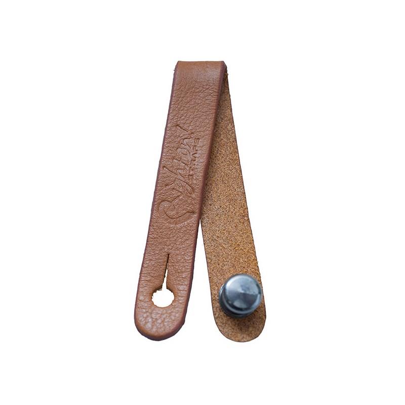 ■商品紹介Righton! STRAPS ACCESSORIES COLLECTIONRighton! STRAPS（ライトオン！ストラップス）は、スペインで 40 年以上革製品を扱ってきました。近年、その厳しい市場で 培ったプロとしてのキャリアと熟練した製法を活かして、注文の多いミュージシャンの為の製品の開発に乗り出しました。厳選されたタンニングレザー、イタリア製織物、ネオプレン、ラテックス等の素材に、伝統的な製法を合わせて製品を生み出しています。ユニークで実用的なアイデアも盛り込んだ革新的なストラップ、手に取って頂ければ納得して頂けるデザインとクオリティを持っています。レザーを使用したアコースティックギター、アコースティックベース、ウクレレ用のストラップボタンです。ヘッドストックに通してからストラップに接続してお使い下さい。Size：幅 1.5cm×有効長17cm（全長18cm）Material：ハイクオリティレザーMADE IN SPAINColor：・Canyon■Righton! Straps の特徴・素材へのこだわり厳選されたイタリア製のベジタブルタンニンレザー、イタリア製織物、ネオプレン、ラテックス等の素材を使用したハイエンドなストラップや小物類をラインナップされています。・ベジタブルタンニンレザーフルベジタブルレザーとはタンニンなめしを施された革の事です。 植物性タンニンによるなめしの技術は先史時代に起源を持ち、トスカーナにおいて最盛期を迎えました。 トスカーナ地方のなめし業者は何世紀にも渡り、伝統的なレシピと高度なブレンド技術、職人気質の貴重な伝統を現在まで受け継いで来ました。 職人たちは樹木から天然のタンニンを採取し、自然の営みを崩すことのないよう時間をかけ、丁寧なプロセスで皮革生成を行っています。 植物性タンニンは天然樹木から濃縮された状態で採取されます。 そのままの状態では皮革表面に急激なに効果を与えるため、独自の技術を用い長い時間をかけて徐々になめしていきます。 全行程を辿る間、味わいのある深い色調へと変化していくことが特徴です。 また、革の持つ自然な素材感を活かしておりますので、個体差により筋やシワ等も残っております。 MAGICシリーズに使用されているグレードの革のベルトの画像です。 左が新品状態、右が3年使用された物（ベルトの革の画像を入れてその下に文章入れて下さい。） 革は生きています。使い込むほど柔らかく滑らかな質感へと変化していきます。 ストラップは使い込んでいく程に手離せない相棒になるでしょう。 Righton!STRAPSでは長年にわたって培ったネットワークを活かし、その都度良質な素材を仕入れて使用しています。※フルベジタブルタンニンレザーは自然な風合いを出す一方で、色落ち、色移り等が起こりやすいので、特に水濡れや使い始めの際にはご注意ください。材料の性質上、色むらや革の持つシワや細かなキズがある事がございます。また、厚みや硬さ等違いがございますが、革の持つ個性としてご理解下さい。 ディスプレイの設定によって色合いが変わって表示される場合がございますのでご注意ください。検索キーワード：イケベカテゴリ_楽器アクセサリ_ギターストラップ_RIGHTON STRAPS_アウトレット SW_RIGHTON STRAPS_アウトレット JAN:4515515000668 登録日:2026/05/13 ストラップ ギターストラップ ライトオン