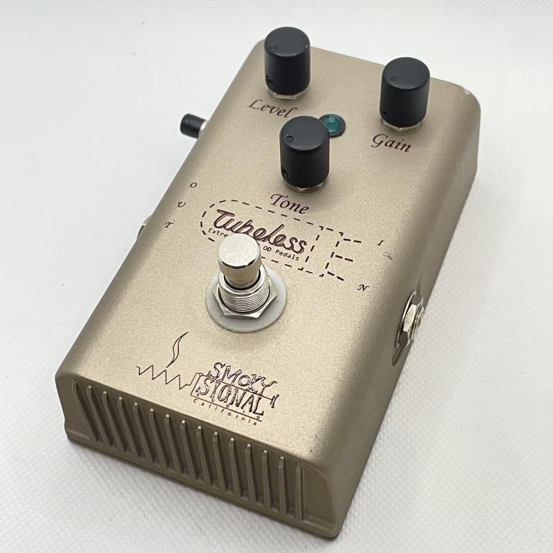 ■商品紹介TUBELESS OVERDRIVE 特徴#1数々の著名アーティスト達を虜にしたUSA30Wアンプのサウンド・キャラクターにインスパイアされドライブペダル。すでに生産中止になってしまった貴重なパーツやヴインテージ・パーツを使用した完全限定生産品である。TUBELESS OVERDRIVE 特徴#2側面の「アンプリファイア：マッチング：コントロール」により、ギター・サウンドの重要なファクターである倍音をコントロールする事が可能となり、TUBELESSの効果とアンプのサウンドをマッチングさせる事が出来る。勿論、詳細なサウンド・メイキングを可のにおいけではなくも変化する）・コントロールとして使用する事も可能。クリーン系のチューブ・アンプとの相性が良いだけてはなく、ソリッドステート系のアンプ使用時においても極上のチューブ・サウンドをアウトプットする事が可能となった。TUBELESS OVERDRIVE 特徴#3ドライブ・ゲインを絞り、アウトプット・ヴォリュームを上げる事により、倍音豊富なブースターとしても活躍する。チューブレスをブースターとして使用することにより、アンプの持つ潜在能力を更に引き出す事が出来るのです。同時にギターのボリュームを絞った状態での音抜けもコントロールする事が出来る。お薦めのセッティング（レベル15時、ゲイン12時、トーン13時、サイドつまみフル）TUBELESS OVERDRIVE 特徴#4トゥルーバイパス・スイッチにより、バイパス時のサウンドの変化を最小にとどめています。TUBELESS OVERDRIVE 特徴#5可能な限りシンプルなアナログ回路の採用により、ギター本来のサウンドやギタリストの表現力をダイレクトに反映する事が出来る。そのダイナミック・レンジと音抜けを是非一度ご体験ください。TUBELESS OVERDRIVE 特徴#6プロフェッショナル・デザイナーによる完全オリジナル・デザインのアルミダイキャスト・ヘビー・デューティー・ボディ。プロフェッショナルな現場での過酷な使用に対して抜群の耐久性を誇る。その他市販（BOSS，MAXON等）のセンターー（マイナス）のレギュレーテッド9V〜10VのACアダプターが使用可能ですオーヴァードライブ・ペダルの懸案であるバッテリーとアダプター使用による音の違いを最小に留めています。■仕様詳細コンディション：使用に問題なし要了承箇所：なし付属品：なし保証：保証なし現状販売検索キーワード：イケベカテゴリ_エフェクター_ギター用エフェクター_歪み系_オーバードライブ_SMOKY SIGNAL AUDIO_ユーズド SW_SMOKY SIGNAL AUDIO_ユーズド JAN:2515000032220 登録日:2026/07/05 エフェクター コンパクトエフェクター ストンプボックス