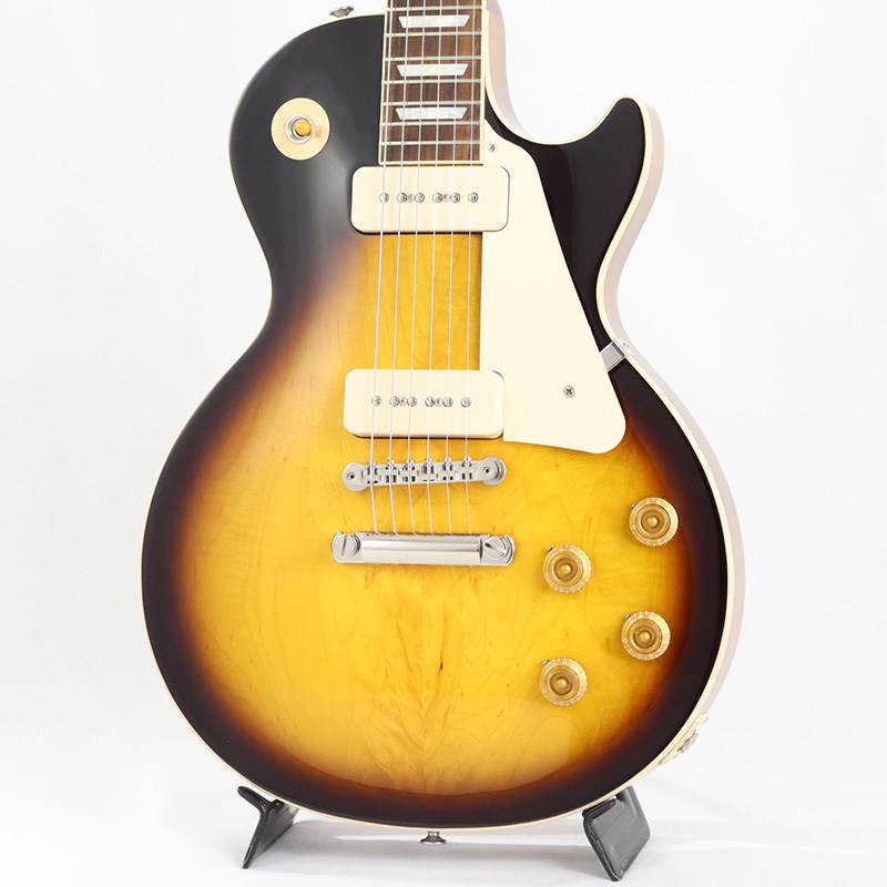 ■商品紹介ヘッドトップに塗装浮きがあるため一本限りの大特価！Gibson Les Paul Standard '50s P90ギブソンの定番モデル「レスポール・スタンダード」が入荷！コチラは、P90ピックアップを採用したクラシックな50's仕様採用モデルです。ウエイトリリーフを施さないソリッドボディを採用、ネックシェイプは程よいグリップ感のあるVintage 50sを採用しています。キャビティはトラディショナルモデルと同様に、基盤を使わず配線されており、コンデンサーはオレンジドロップが使われております。ピックアップに搭載されている「P90」は煌びやかで粒立ちの良いクリーントーンが特徴的です。歪ませればギブソンらしい骨太なドライブサウンドを奏でてくれます。ギブソン王道のロックサウンドを求めるギタリストには是非ともオススメの1本です。是非この機会をお見逃しなく！■仕様詳細Weight≒4.22kgBodyMaterial:MahoganyTop:MapleWeight Relief:NoneNeckNeck:MahoganyProfile:Vintage 50sNut width:1.695 / 43.05mmFingerboard:RosewoodScale length:24.75 / 628.65mmNumber of frets:22Nut:Graph TechInlay:Acrylic TrapezoidsHardwareBridge:ABR-1 Tune-O-MaticTailpiece:Aluminum Stop BarKnobs:Amber Top Hats w/ PointersTuners Vintage Deluxe w/ Keystone ButtonsPlating:NickelElectronicsNeck pickup:P-90Bridge pickup:P-90Controls:2 Volumes， 2 Tones & Toggle Switch (Hand-wired with Orange Drop Capacitors)ハードケース付属検索キーワード：イケベカテゴリ_エレキギター_レスポールタイプ_Gibson_Les Paul Models_アウトレット SW_Gibson_アウトレット JAN:4580568432193 登録日:2024/03/17 エレキギター ギブソン レスポール