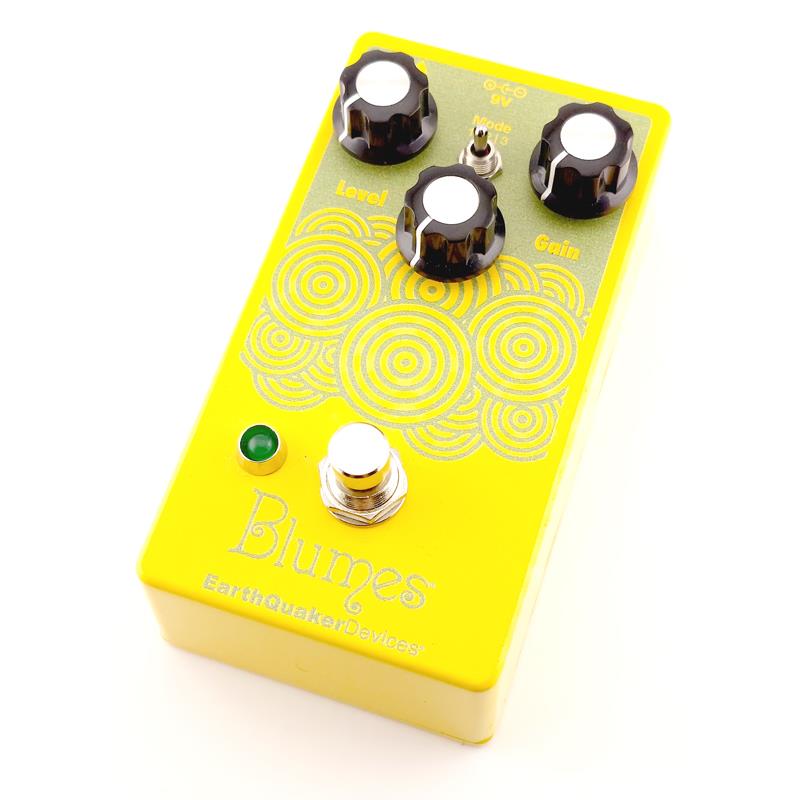 ■商品紹介TS系ベース用オーバードライブBlumesはEQDのトップセラーPlumes（TS 系オーバードライブ）をもとにベース用として開発されたオーバードライブです。Plumes よりも低音をはっきり発音し、粒立ちも良く、反応も早いためどんなスタイルのベーシストにも対応します。基本的な音色自体はPlumesから変更はありませんが、ゲイン量を2倍に設定しています。ローゲイン設定ではPlumesで好評なクランチが得られ、12時以降から低音との相性がよいハイゲインの領域に入っていきます。また電源部分にバイポーラ—電源を採用することでさらに高いヘッドルームを作り出しベーシストが求めるクリアで広いダイナミクスレンジを可能にしています。ベース用オーバードライブではございますが、ダウンチューニングや多弦ギター用として現代的なサウンドを求めるギタリストにもご活用いただけるエフェクターです。Gain: 歪みの量の設定。Tone: 左に回すと低音が得られ、中央よりに回すと中音が得られ、右に回すと高音が得られます。Level: 出力の設定。入力された信号と同じ出力にするには10時から12時の方向で設定しますが、選択したダイオードの種類によっても変化します。クリッピングモード （トグルスイッチ）Symmetrical（対称）LEDのクリッピング - 歪みが多くコンプレッション感が出ます。クリッピング無し - オープンなOpAmpの歪みでクリーンブーストに最適。Asymmetrical（非対称）シリコンダイオードのクリッピング - ゆるい感じの歪みでトランスペアレント感が出ます。このモードは出力される音に原音が混ざります。細かな擦り傷や軽い汚れ等使用感はございますが動作は良好です。付属品：なし保証：保証無し現状販売検索キーワード：イケベカテゴリ_エフェクター_ベース用エフェクター_ベース用ディストーション・オーバードライブ_EarthQuaker Devices_ユーズド SW_EarthQuaker Devices_ユーズド JAN:2500070925565 登録日:2026/09/08 エフェクター コンパクトエフェクター ストンプボックス アースクエイカー